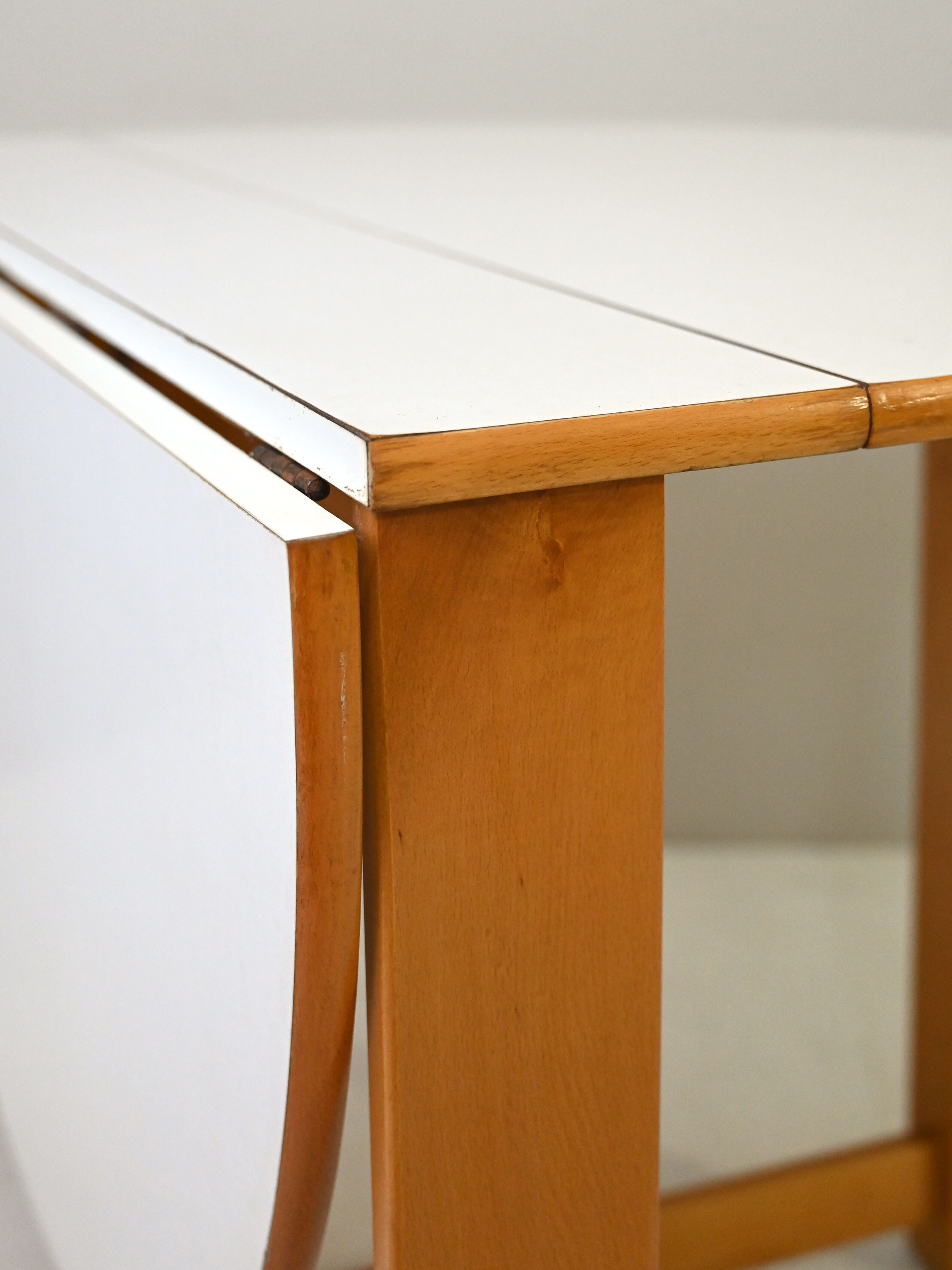 White round table with wings