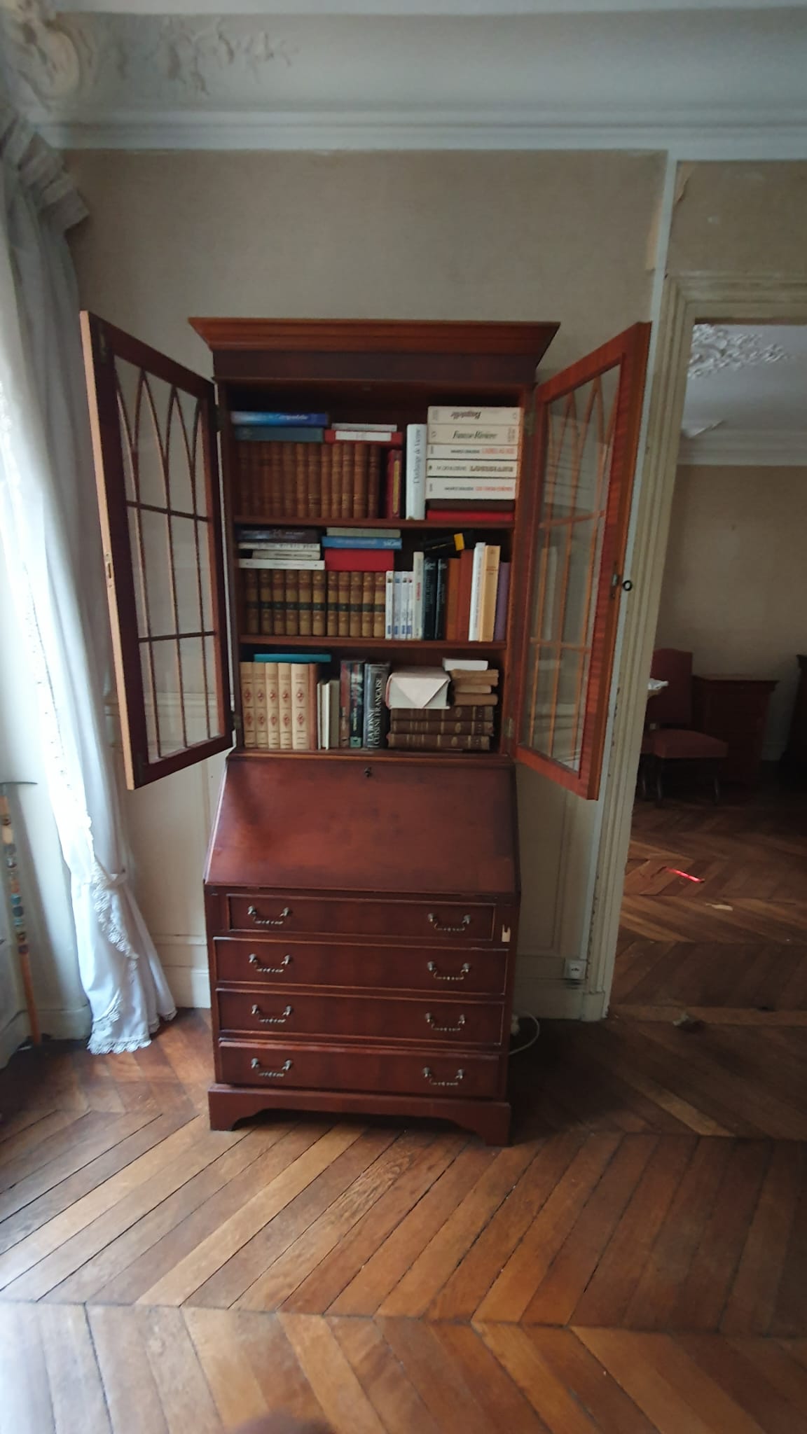 Secretary or English Scriban with showcase