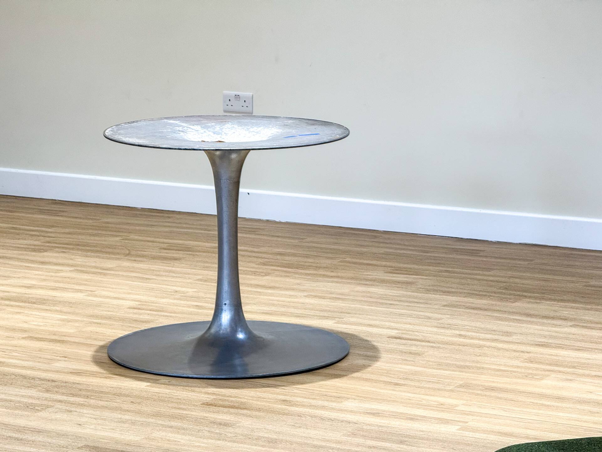 Mid-Century Arkana Round Dining Table in Brazilian Rosewood