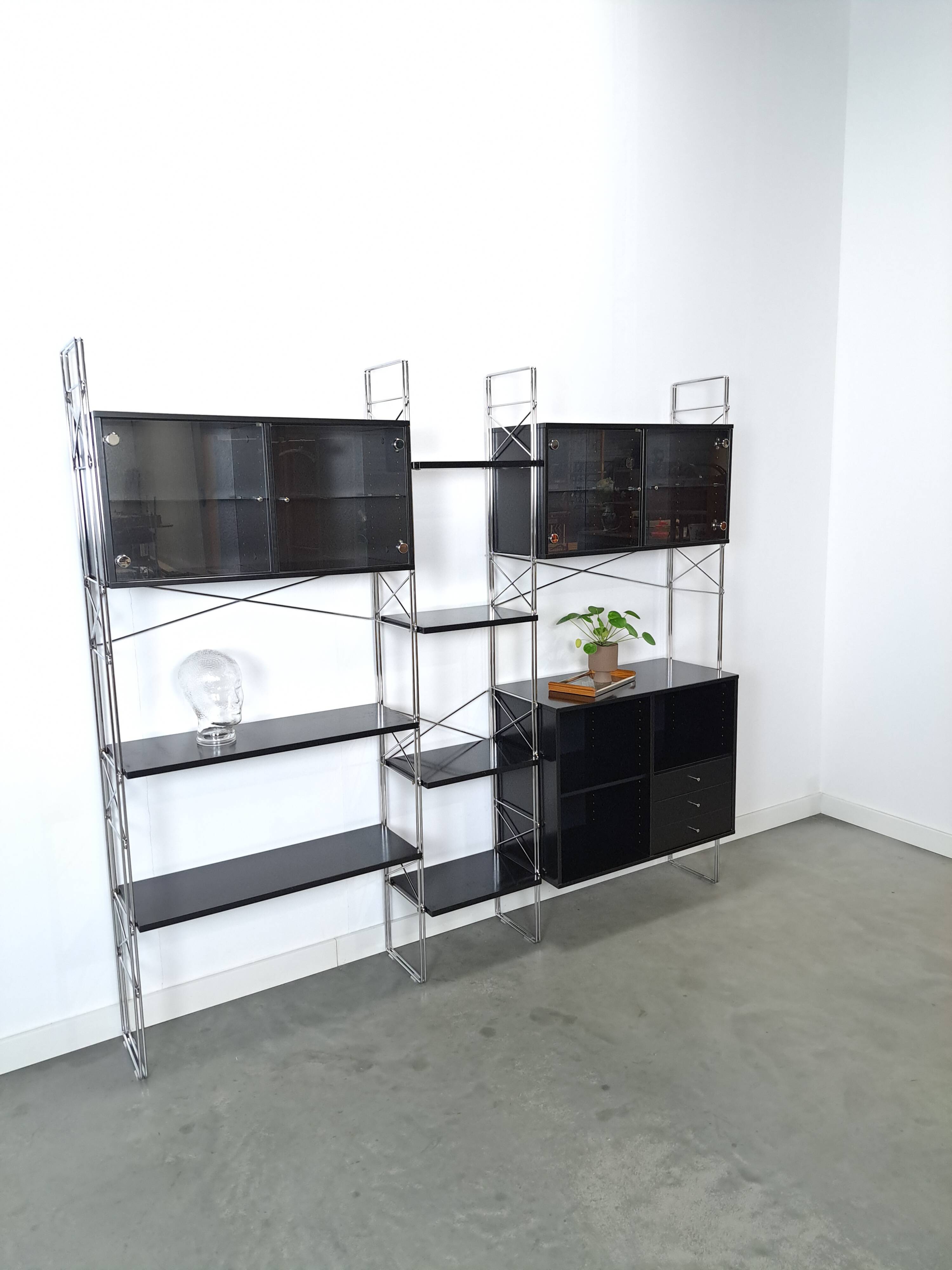 Deens design Denka modulaire kast met chromen houders en planken