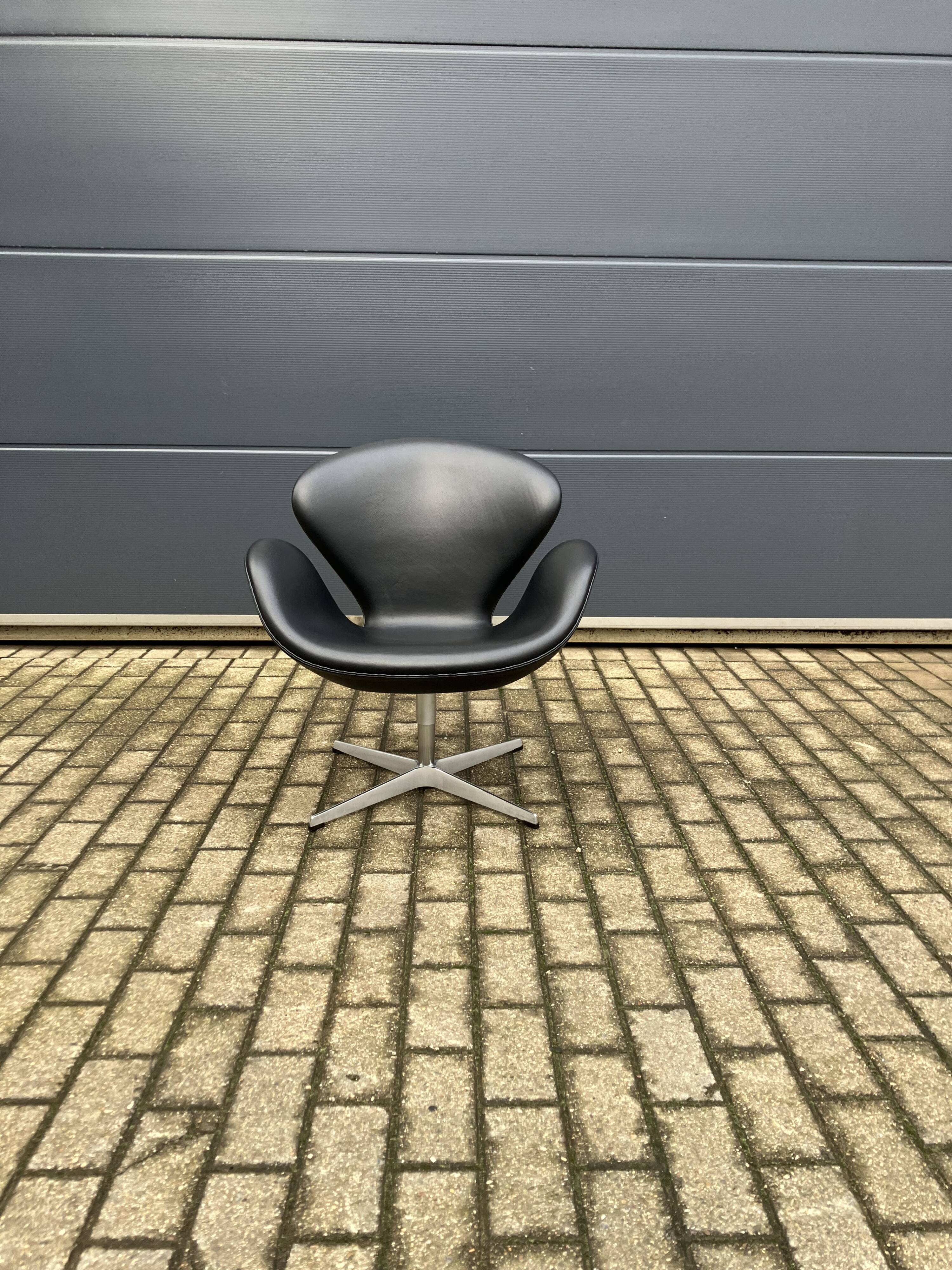Original black leather Fritz Hansen Swan chair Topstaat!
