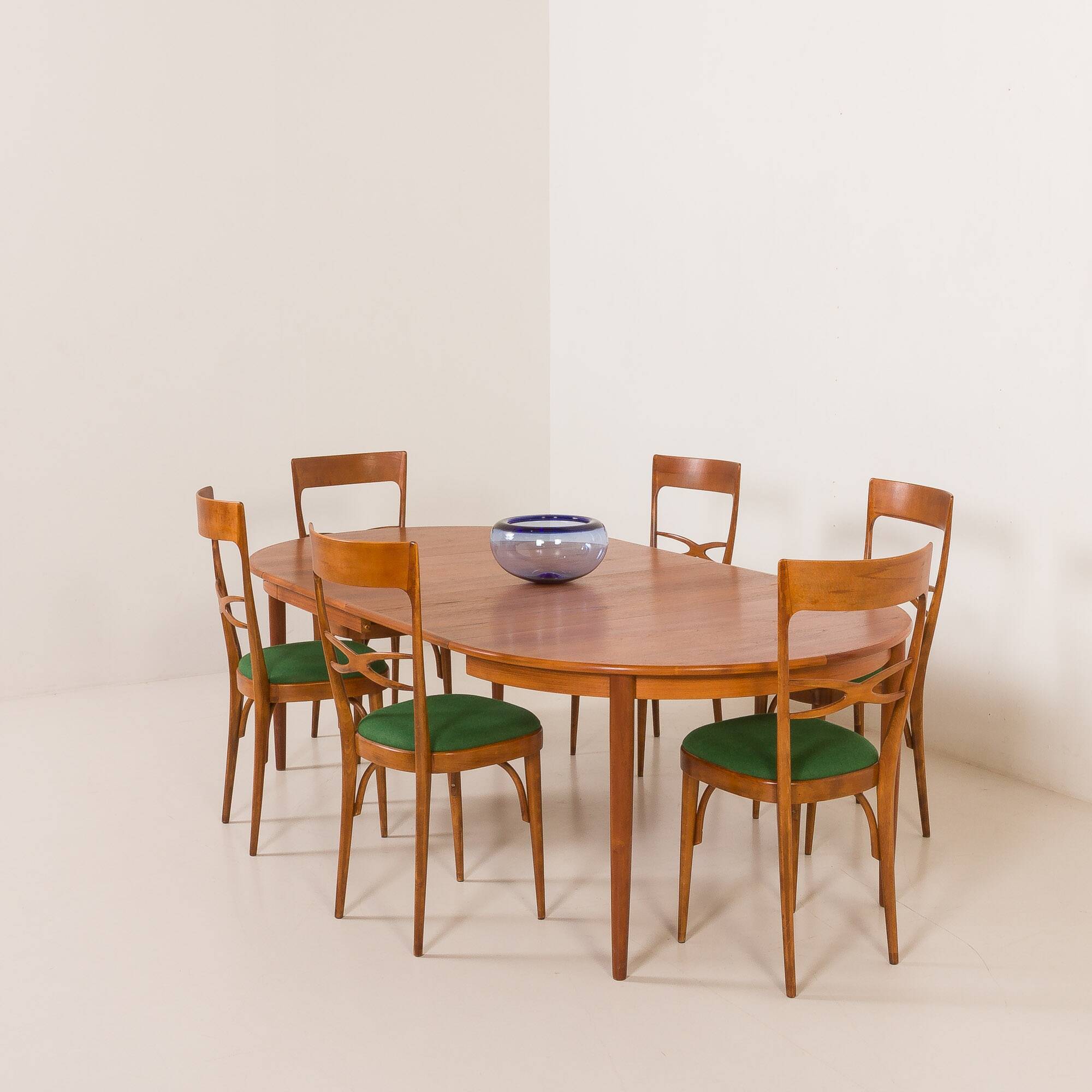 Danish round teak expandable table with 2 leaves, 1960s