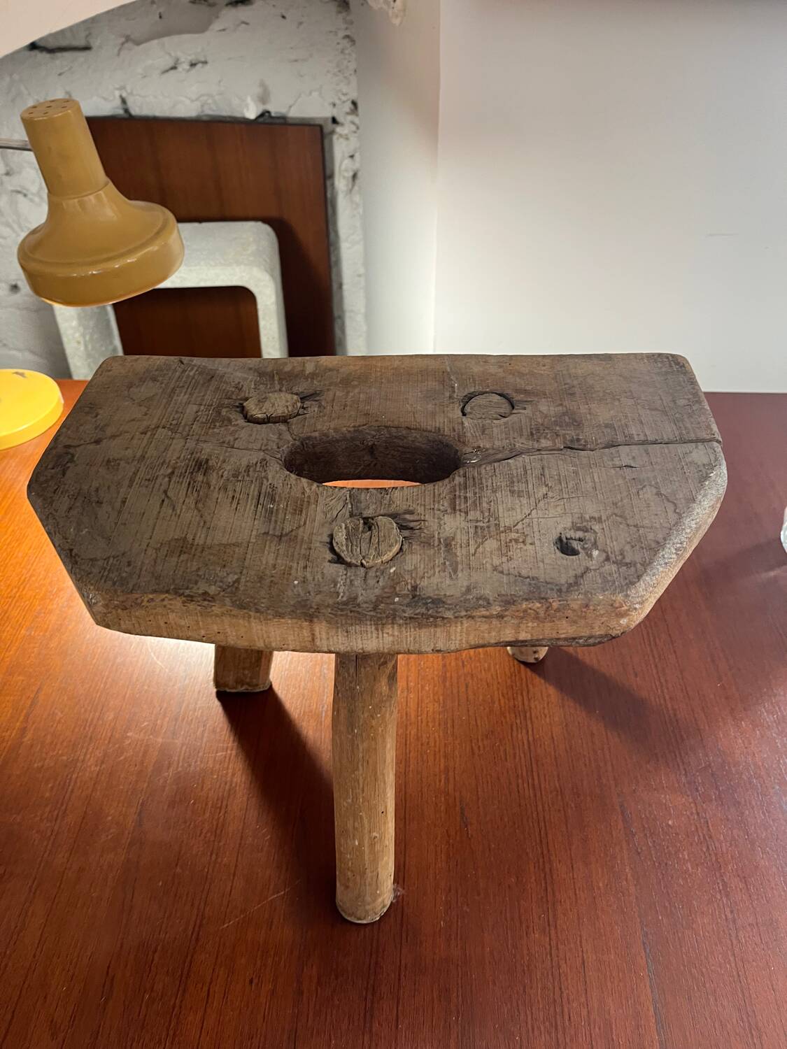 Petit tabouret de ferme rustique