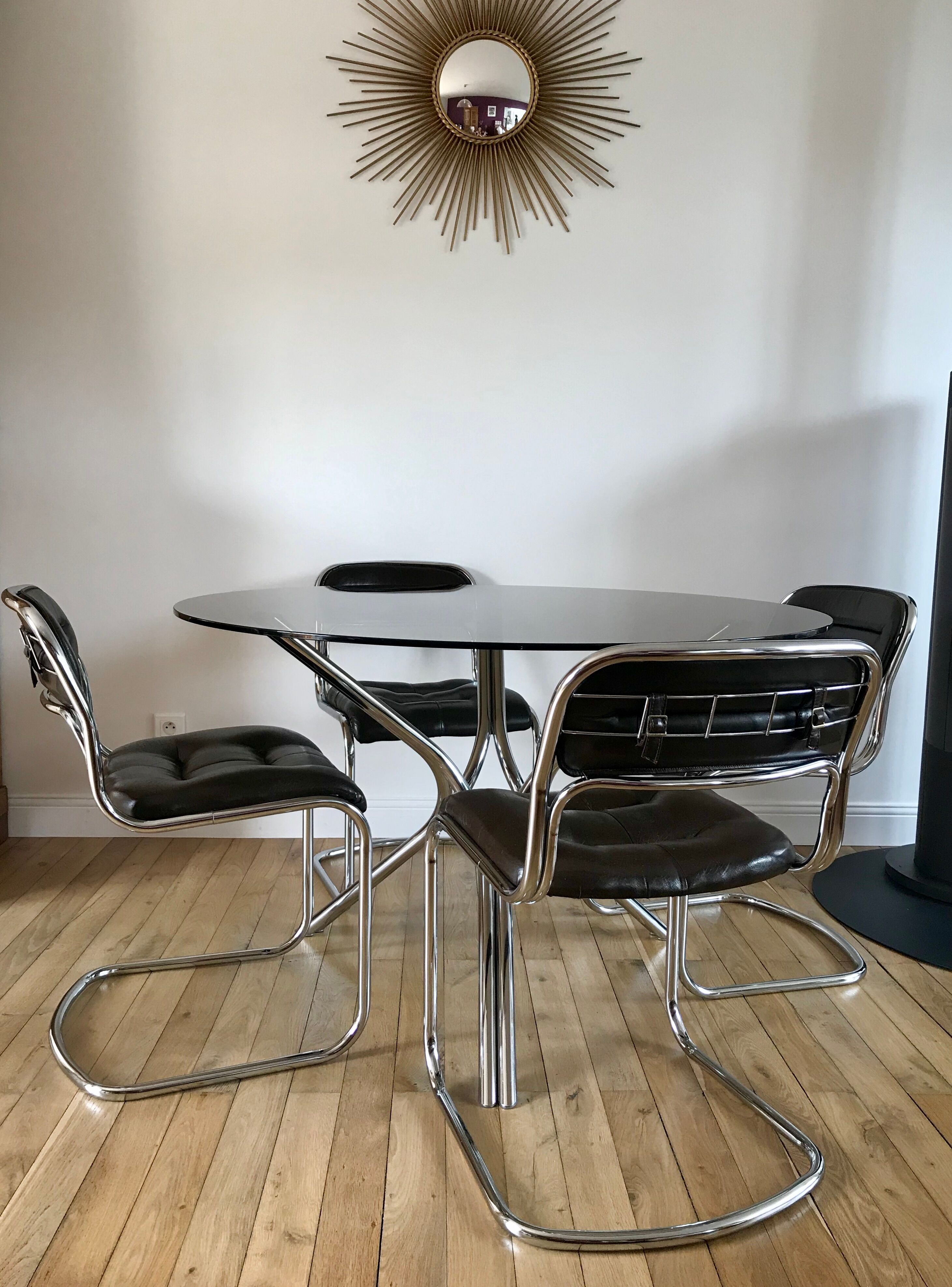 Set consisting of a table in chrome and smoked glass and its 4 tubular chairs in chrome and skaï a
