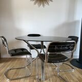 ensemble composé d'une table en chrome et verre fumé et ses 4 chaises tubulaires en chrome et skaï a