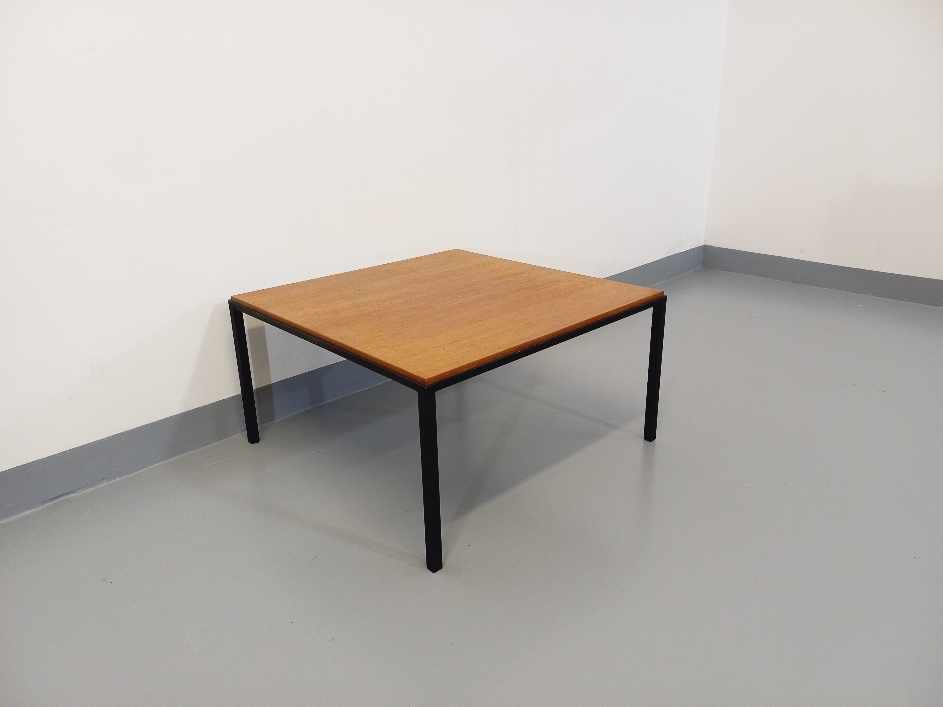 Table basse carrée moderniste vintage en teck et métal noir des années 60