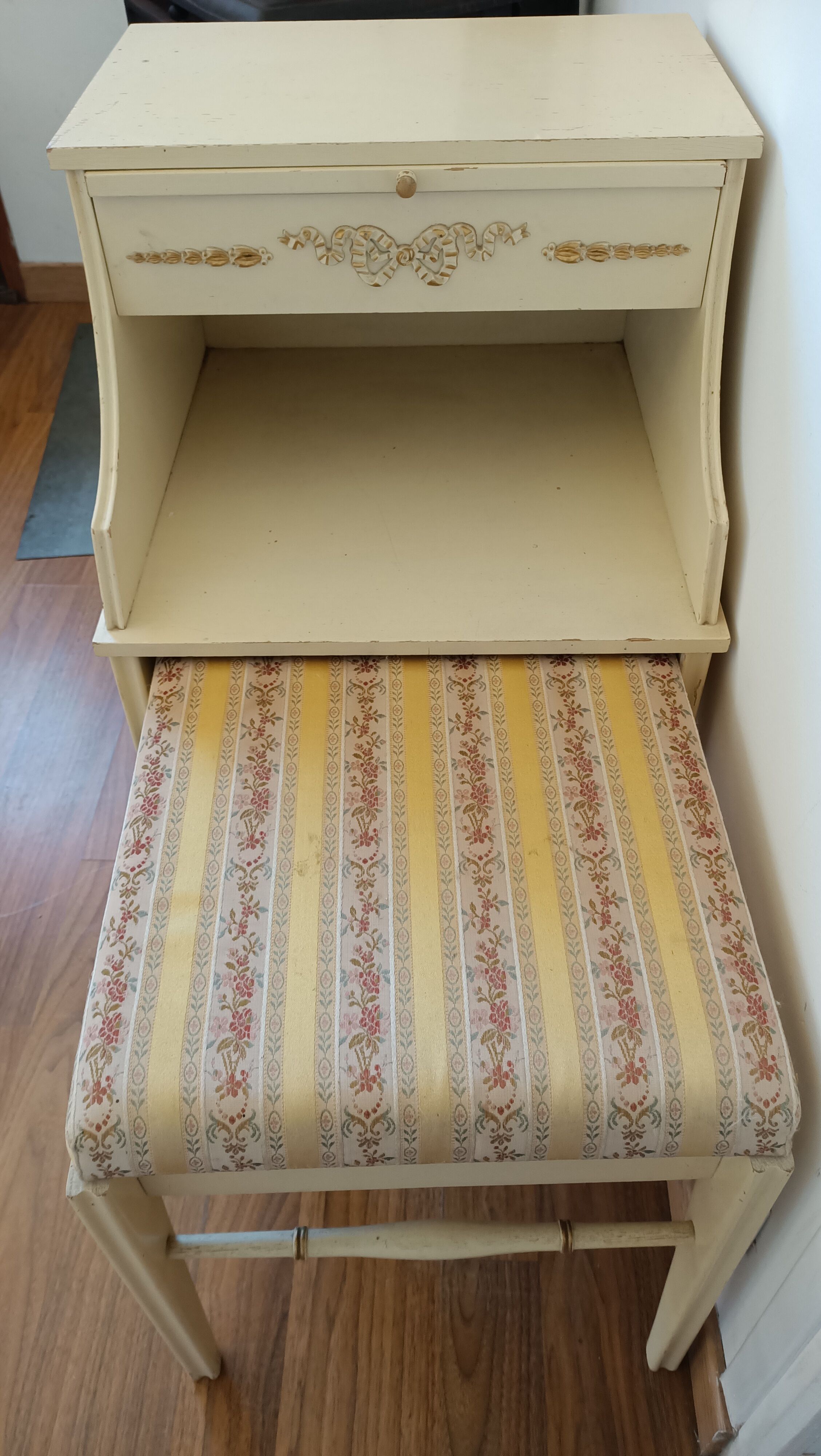 Chippy Phone Seat Table