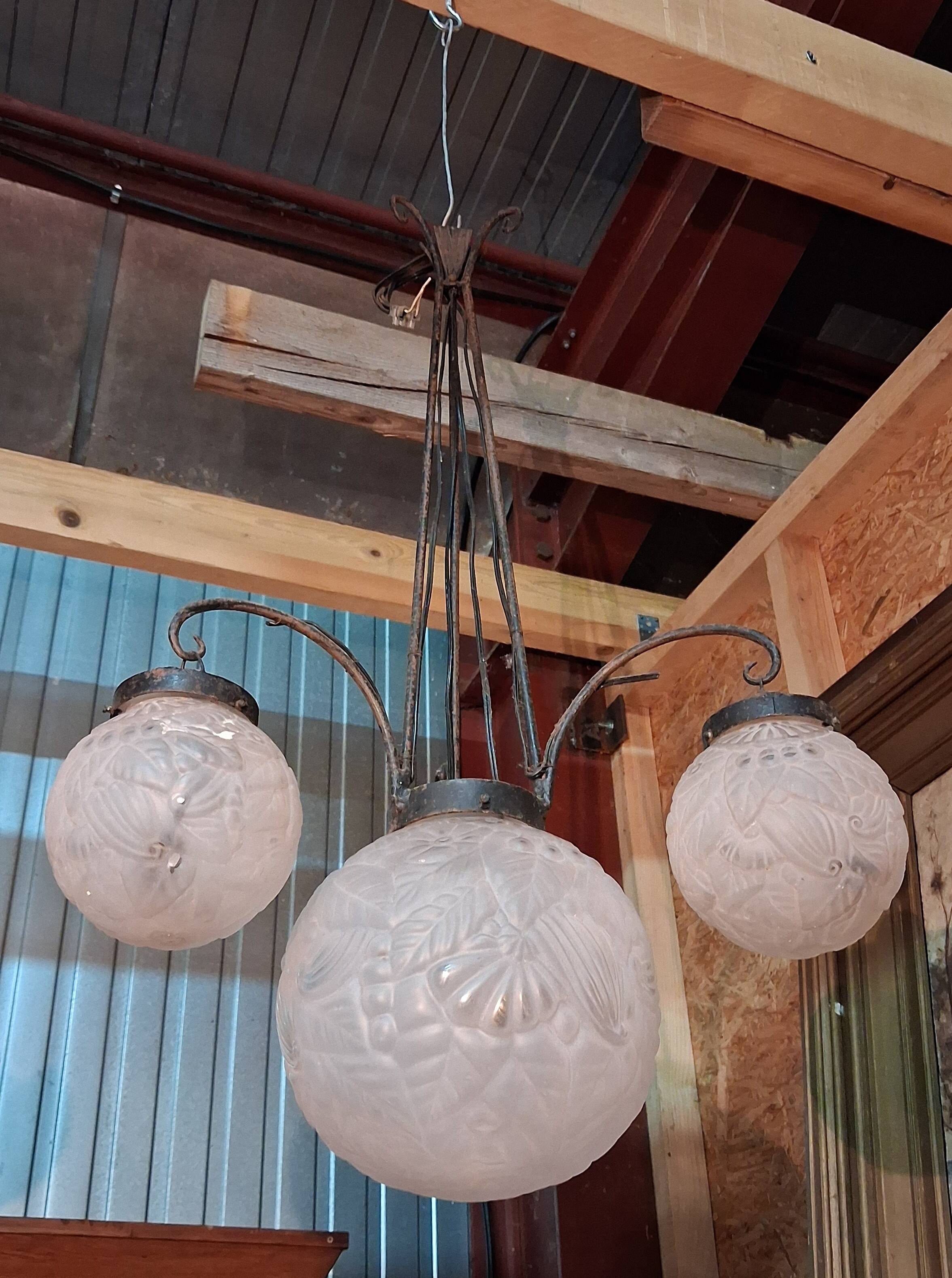 According to Muller: Art Deco chandelier with four lights.