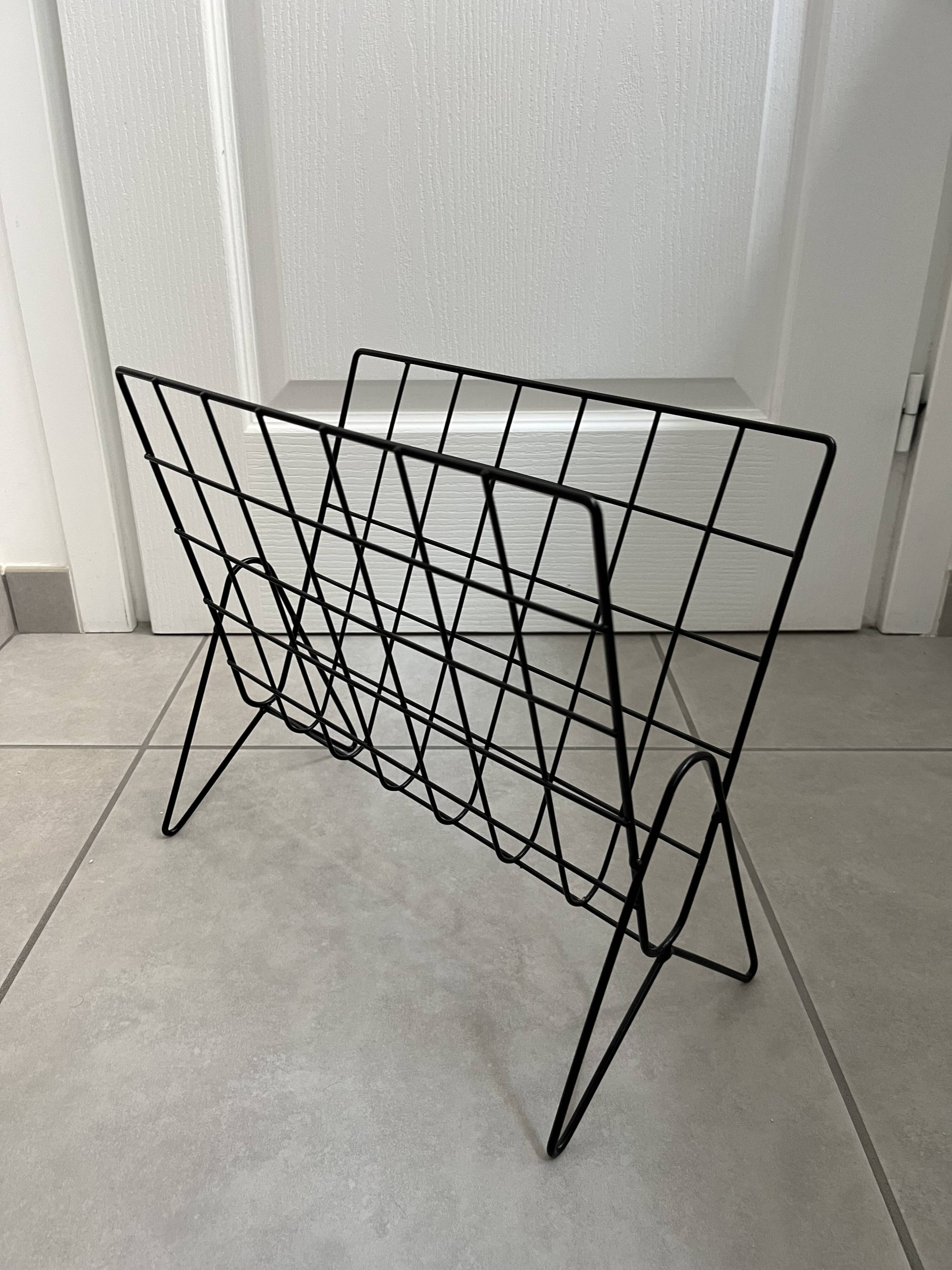 Black metal wire magazine rack