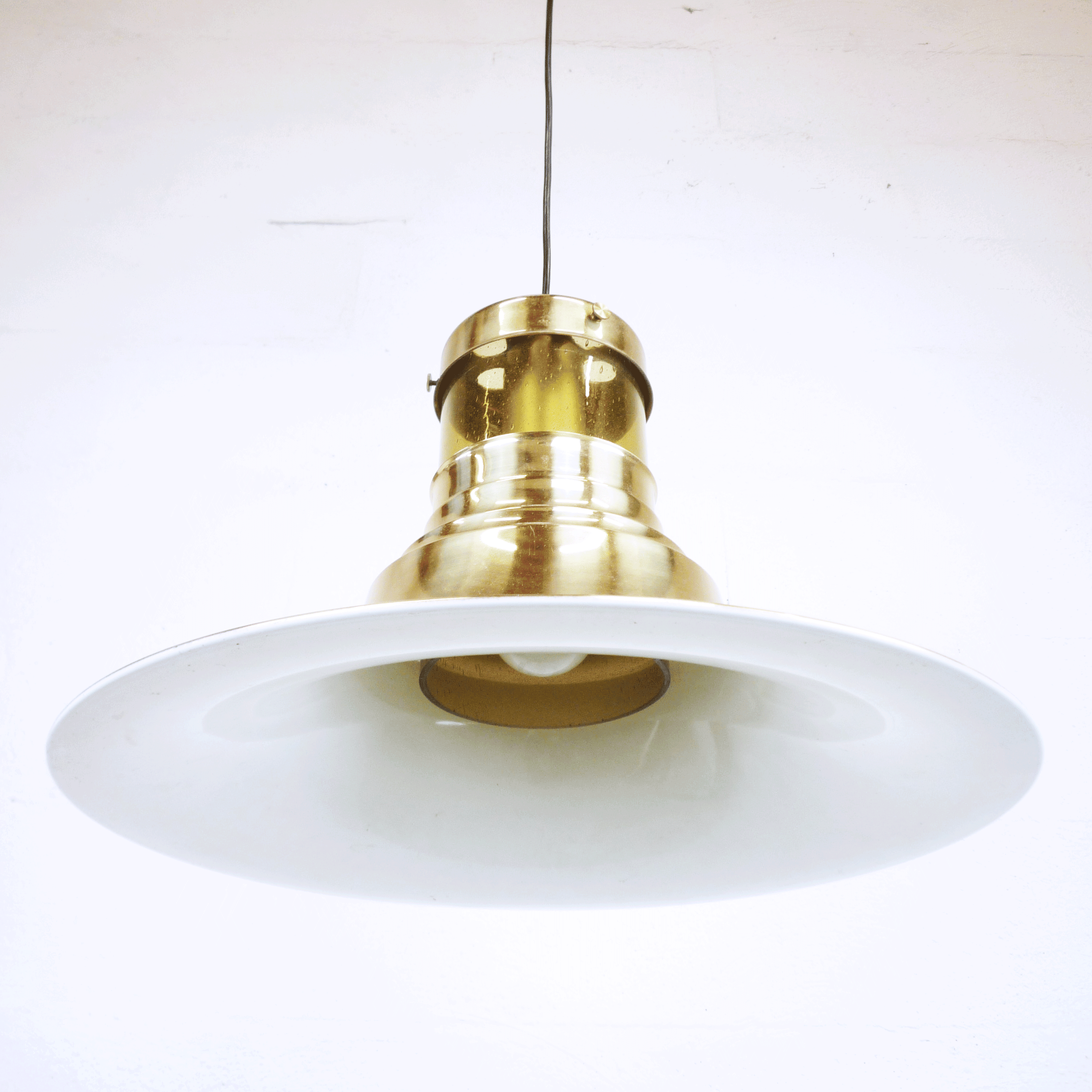 Suspension en verre et métal dorée 1960