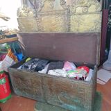 Banc coffre en laiton repoussé