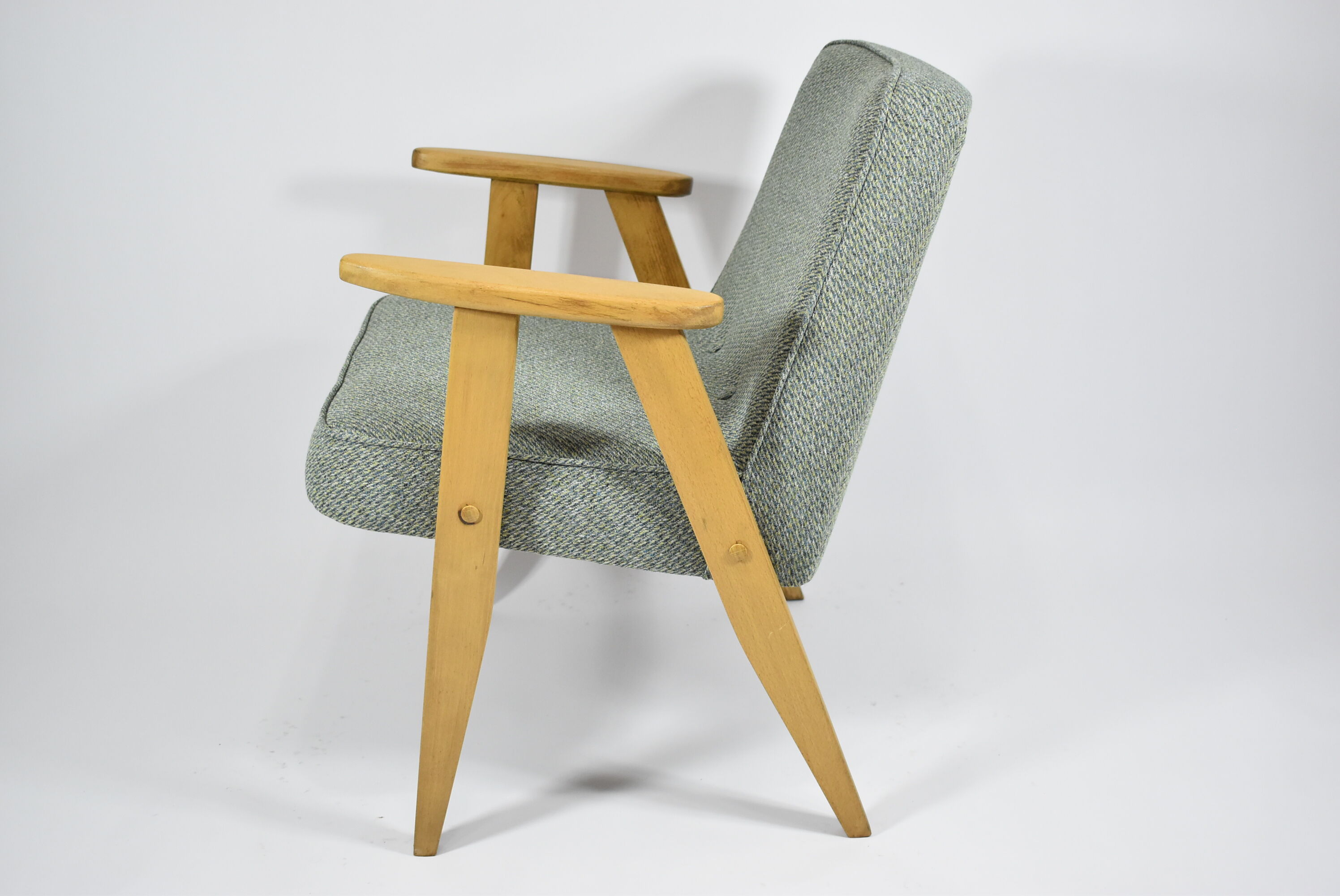 Armchair 366, designer J. hierowski, oak wood, green