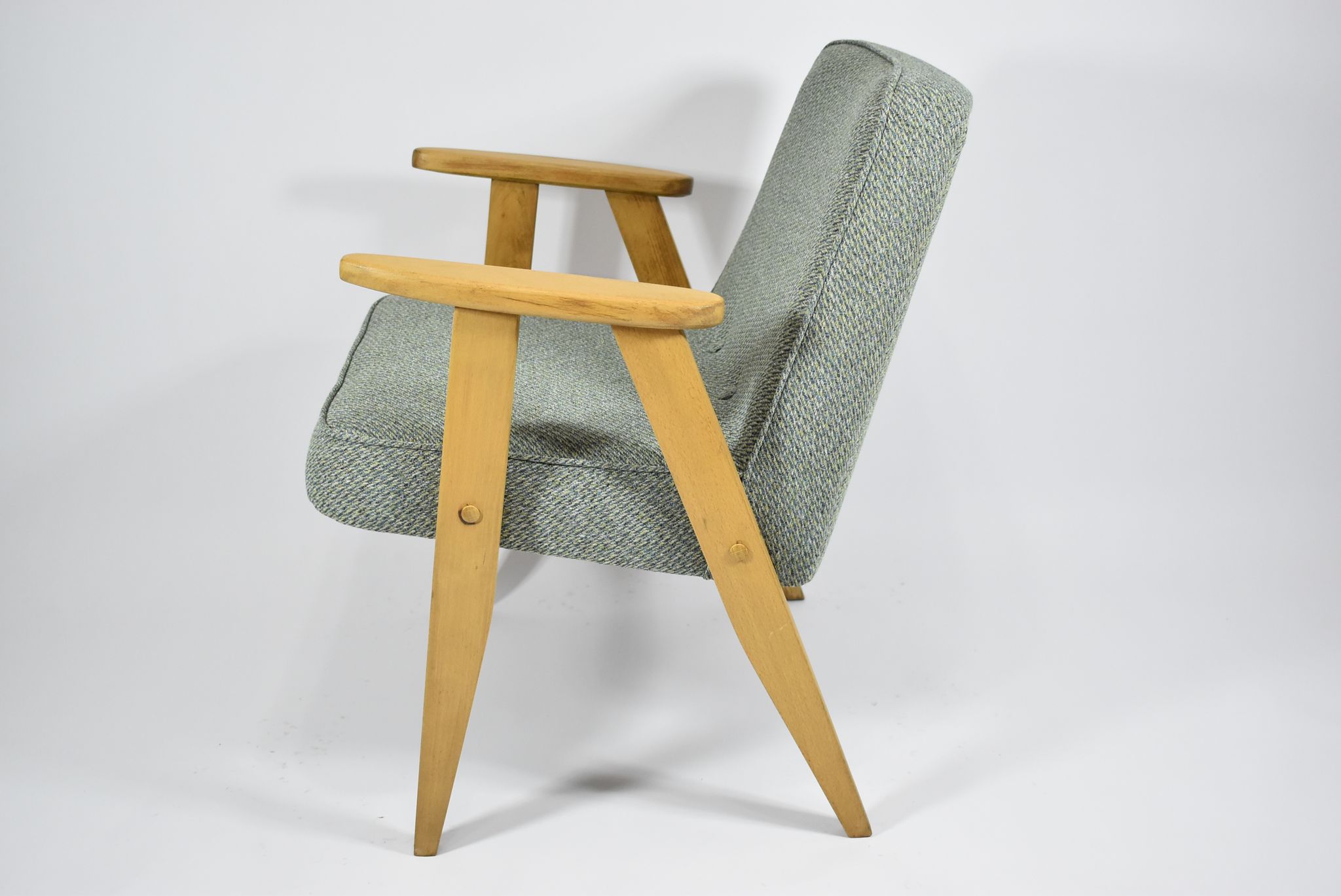 Fauteuil 366,  J. Chierowski, bois de chêne, vert