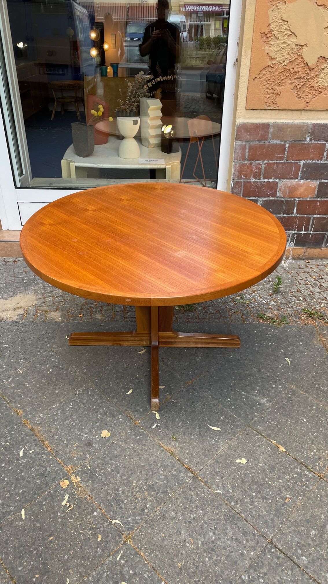 Extendable round table in teak from the 60s with two extensions