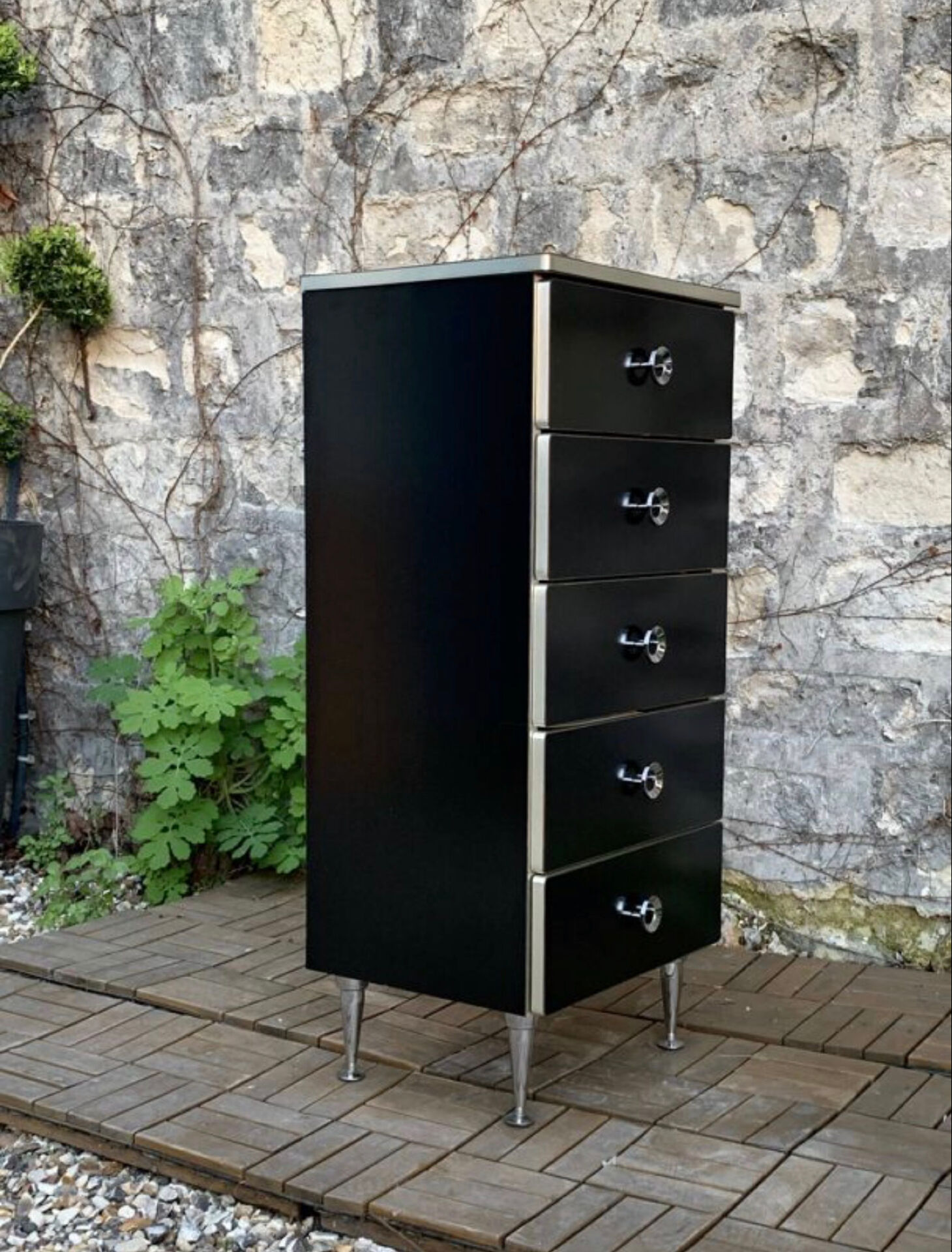 Chiffonnier vintage noir satiné et poignées chromées 1970