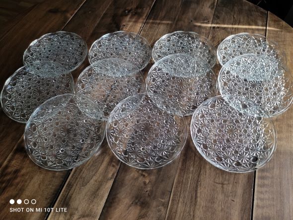 Set of 11 dessert plates in faceted glass