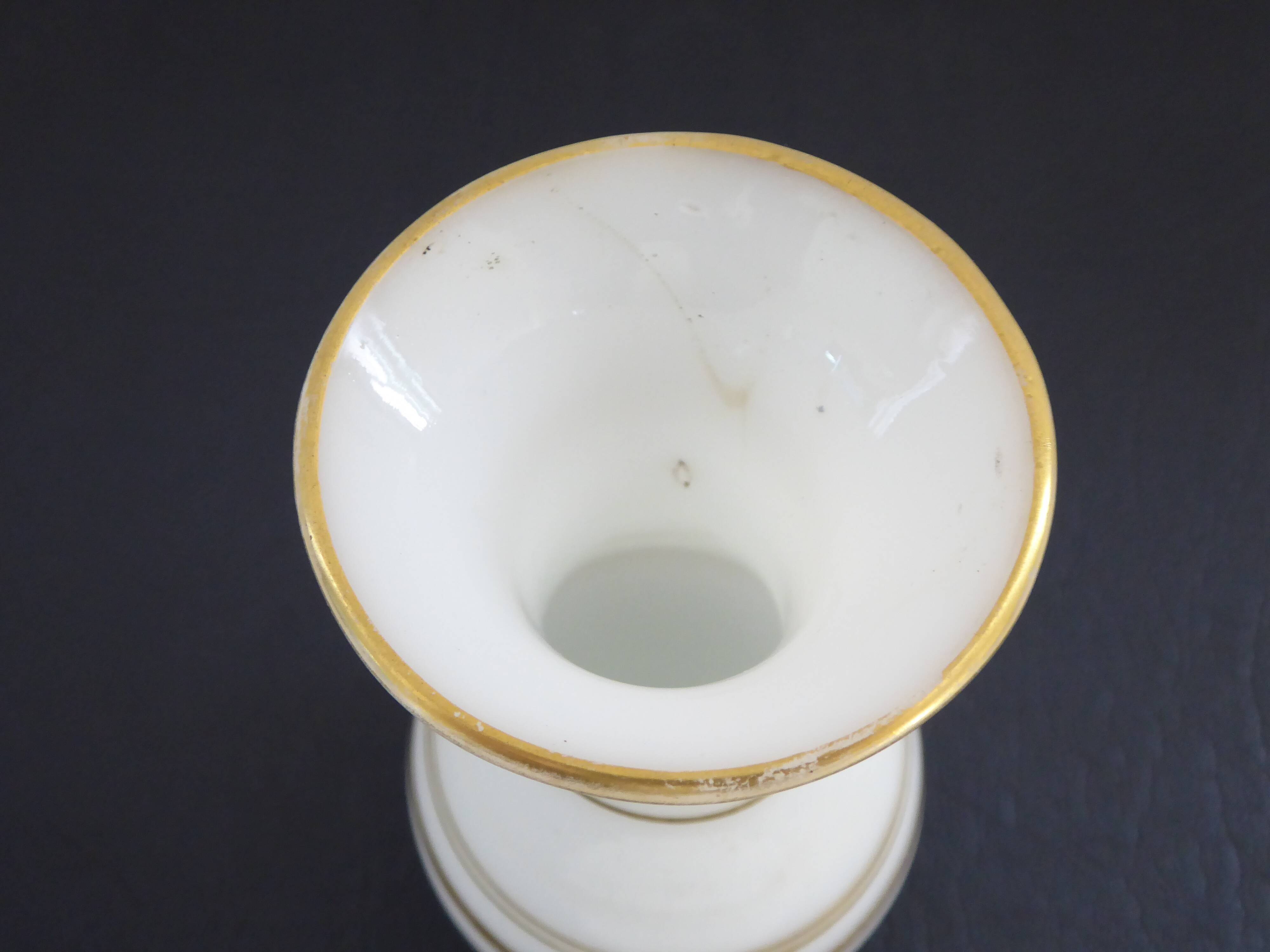 Vase miniature en opaline