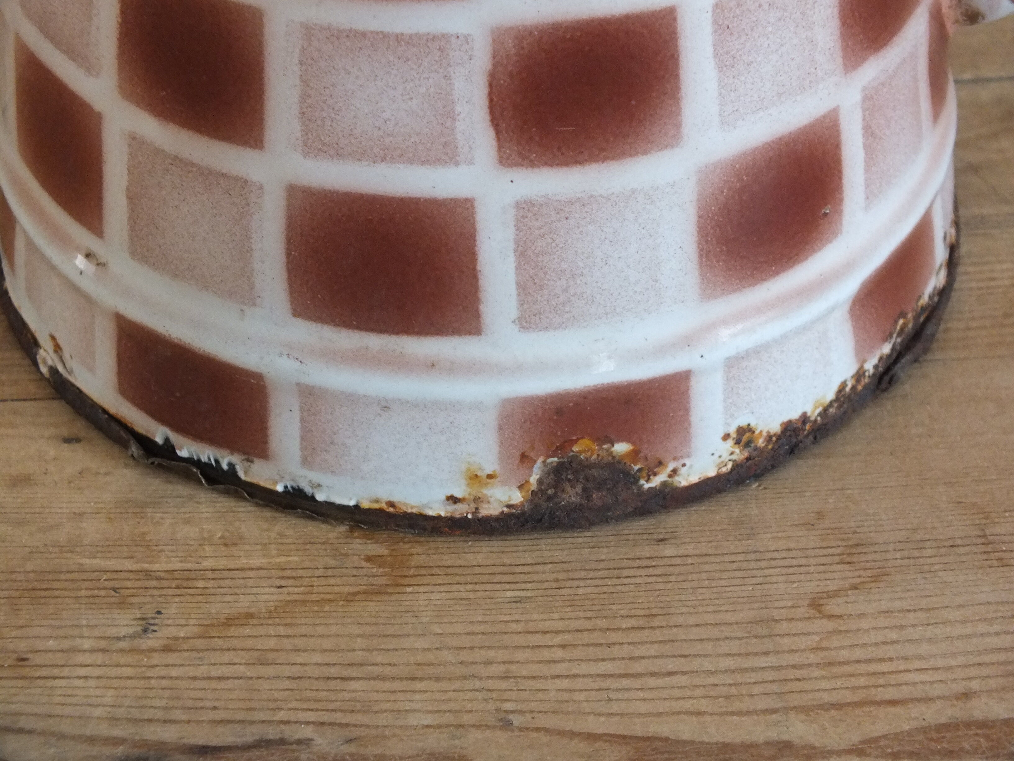Enamelled coffee maker 20s, brown checkerboards