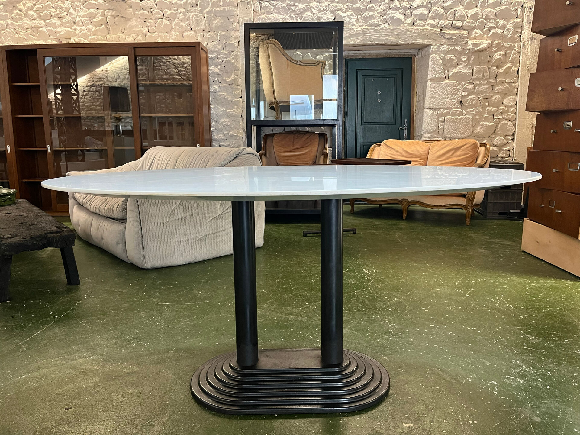 Oval dining table