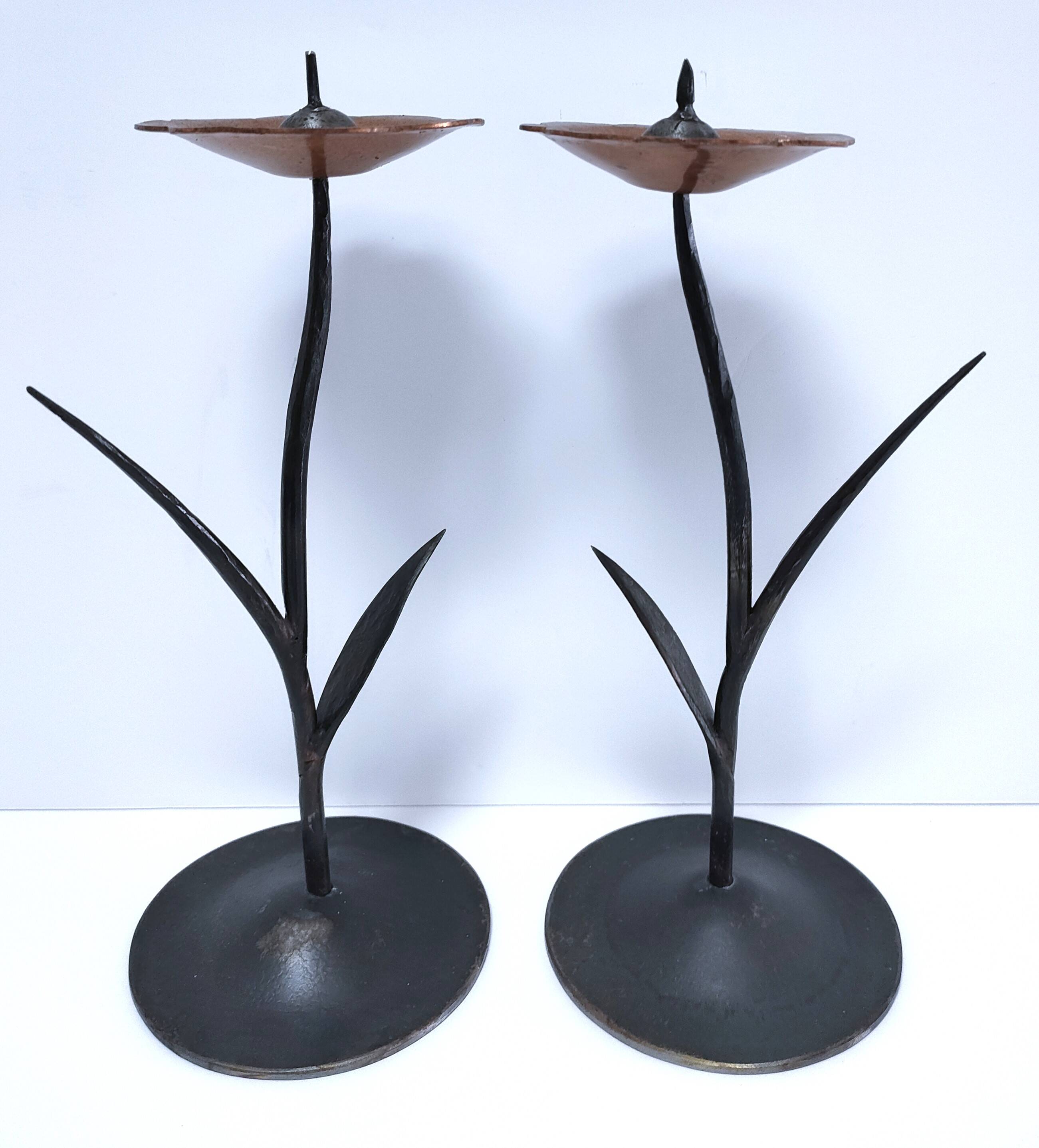 Pair of flower-shaped candlesticks in black metal and copper