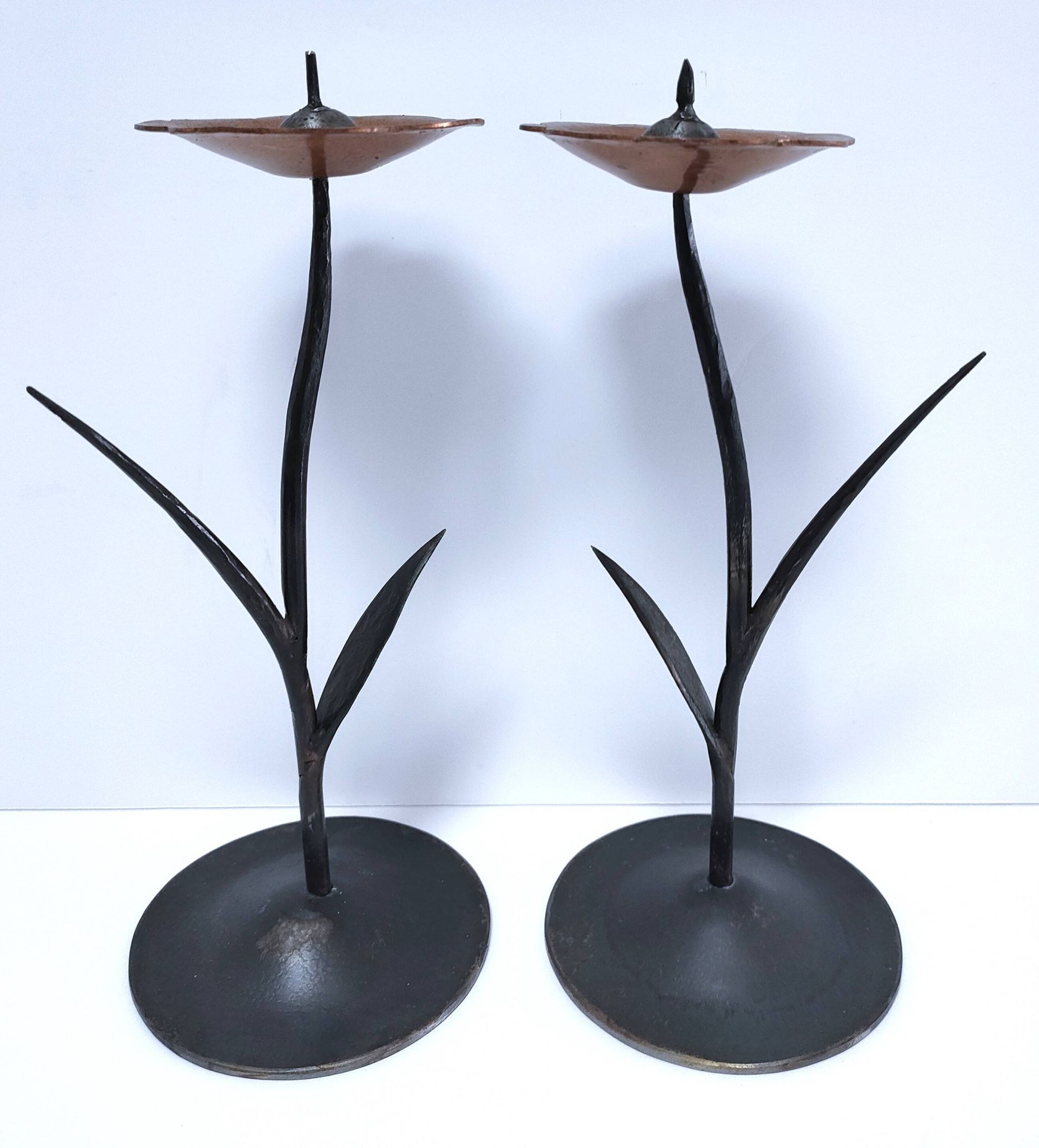 Paire de bougeoirs forme fleurs métal noir et cuivre