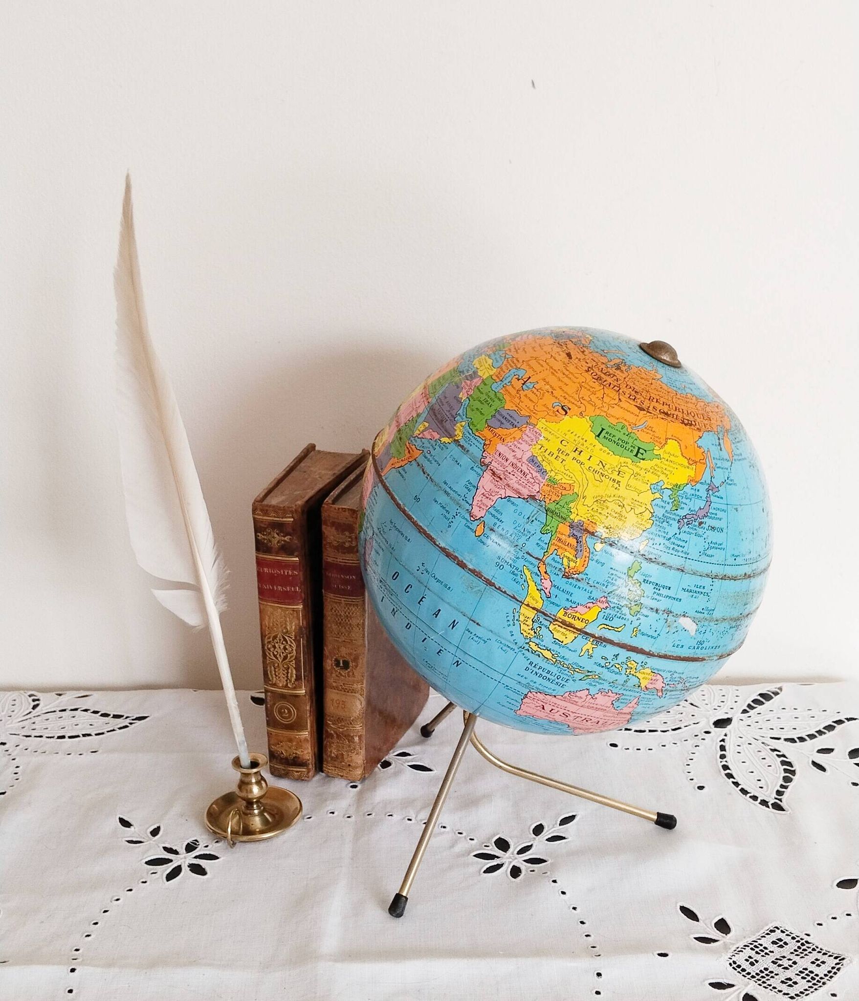 Globe terrestre en métal , Taride ,  tripode, années 60
