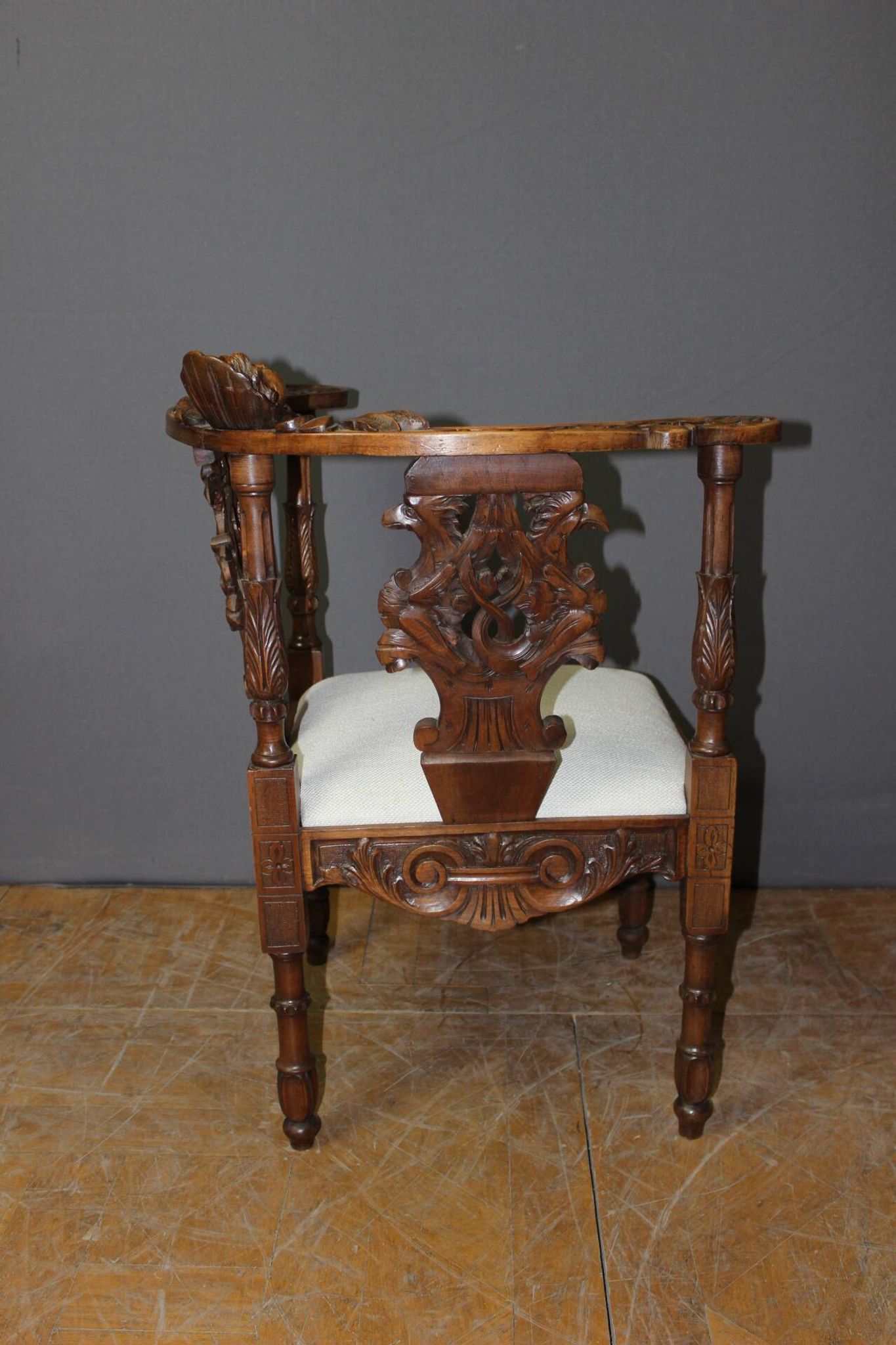 Fauteuil d'angle à décor d'ange sculpté en noyer XIX