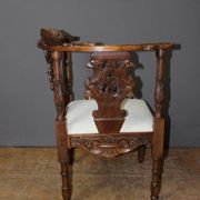 Fauteuil d'angle à décor d'ange sculpté en noyer XIX