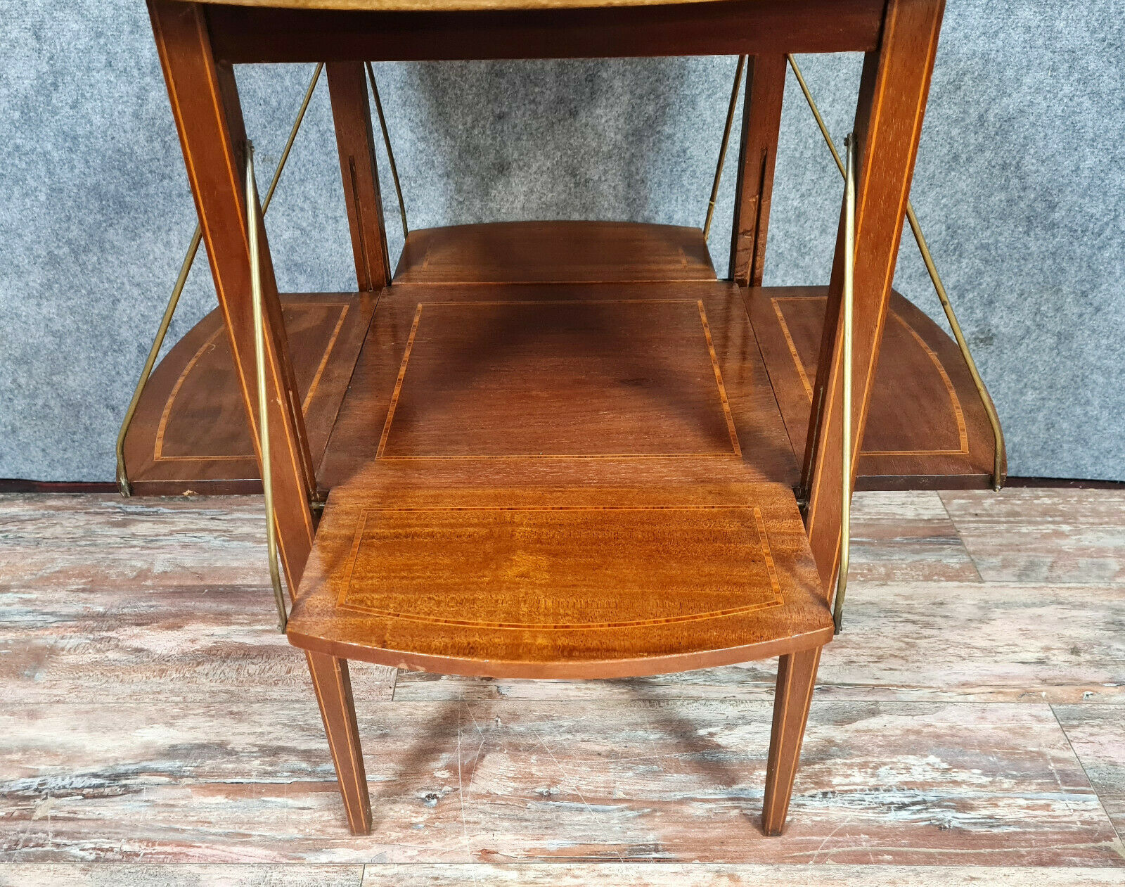 Table a thé louis xvi en acajou clair et filets vers 1900