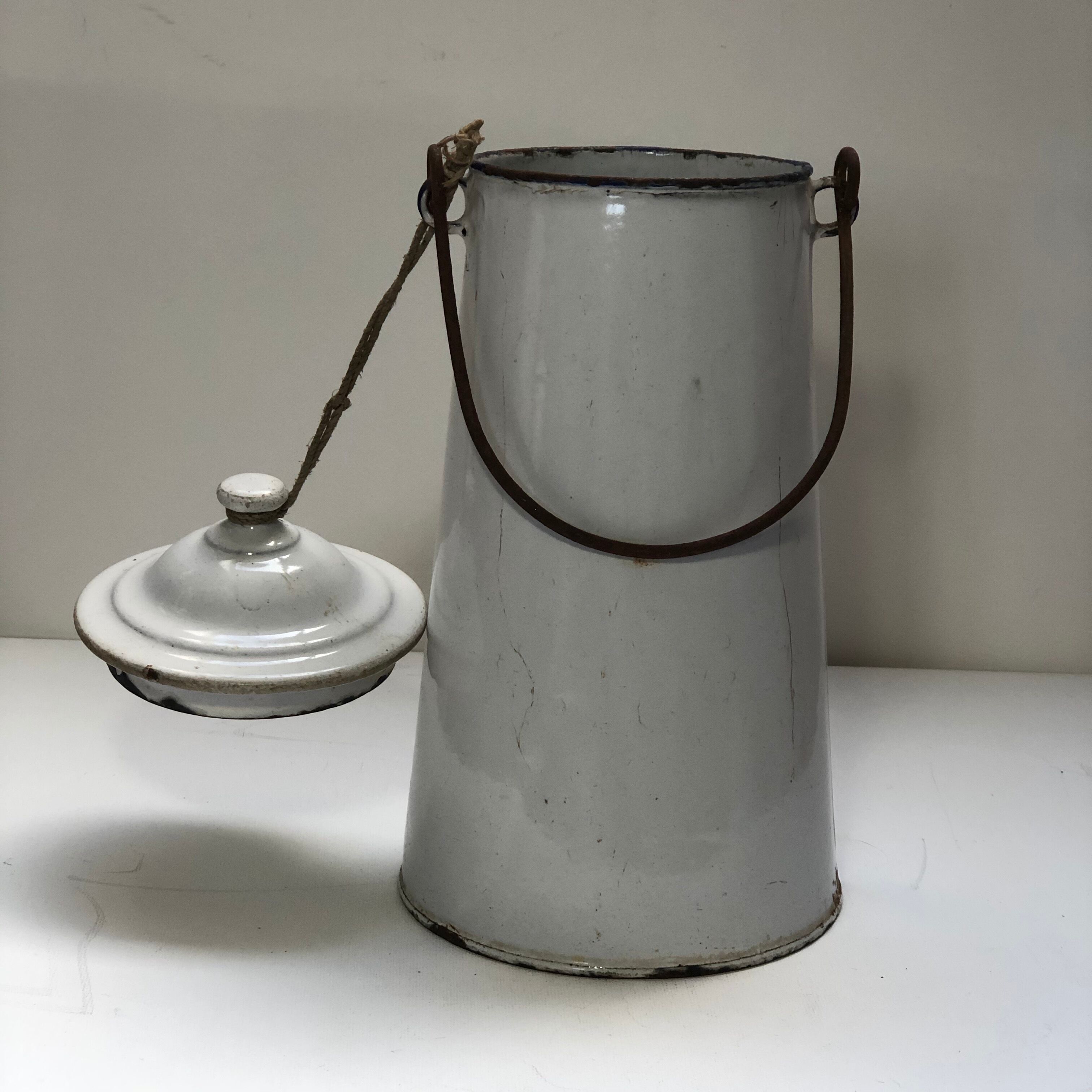 Enamelled sheet metal milk pot