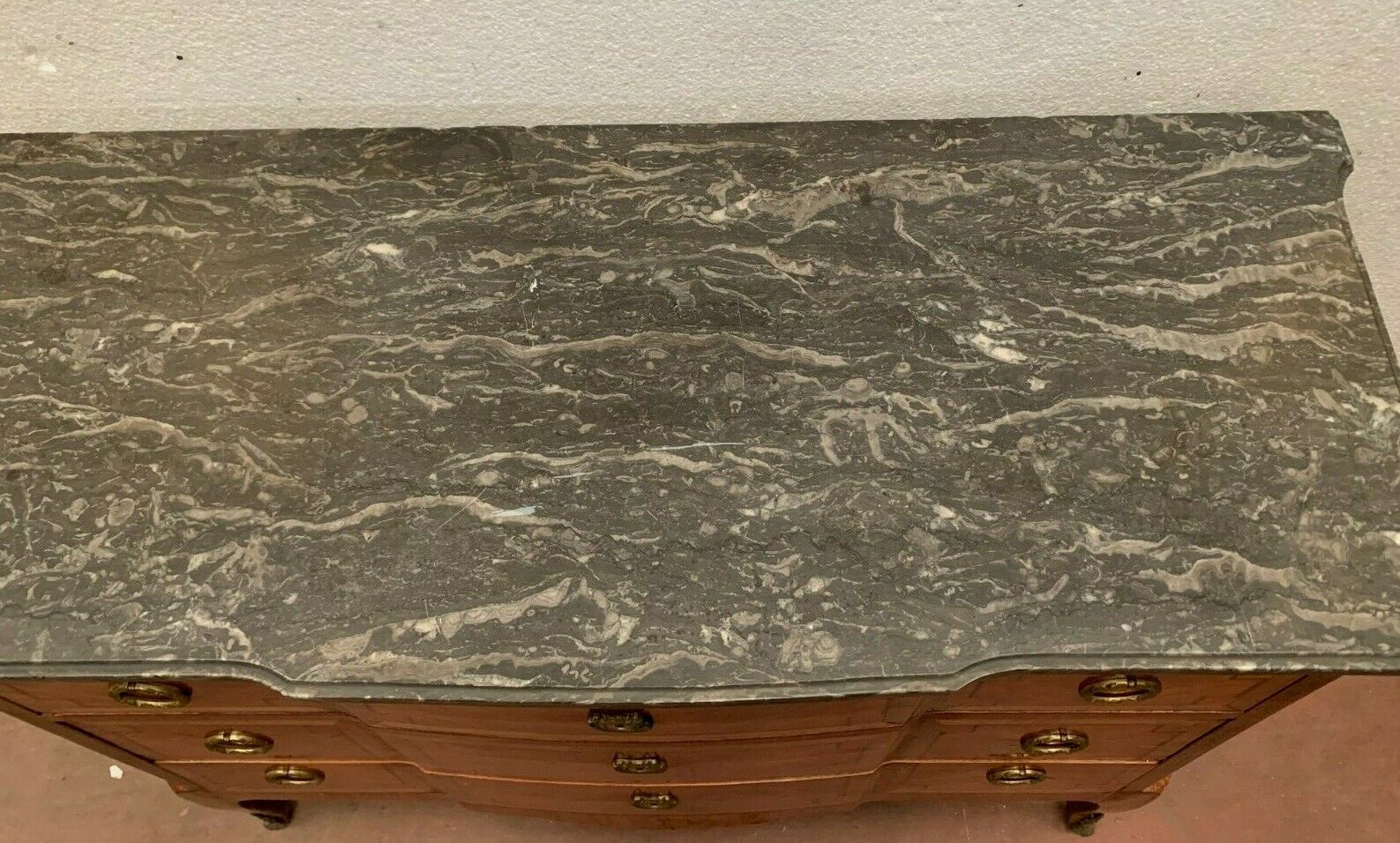 Transition style chest of drawers in rosewood and amaranth veneer, 20th century