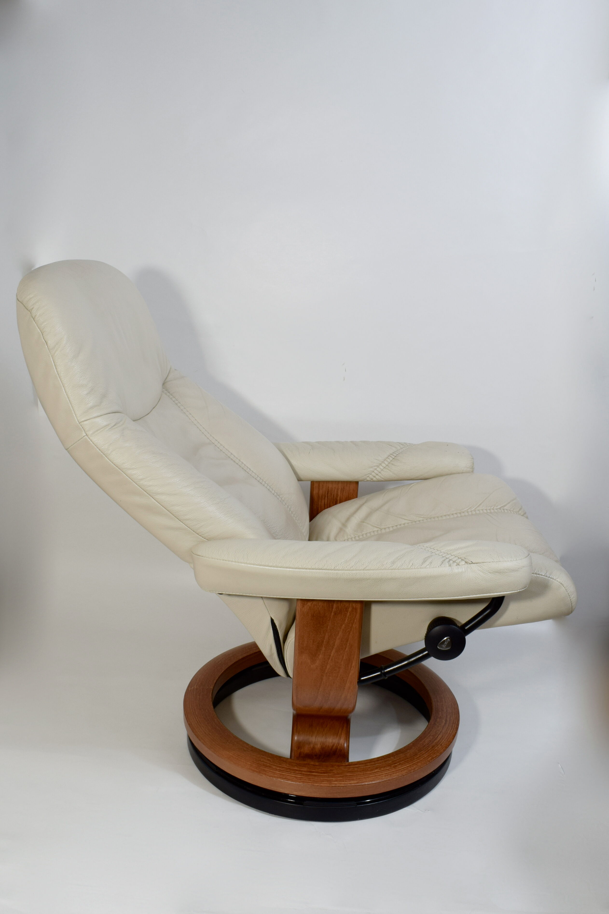 Stressless relaxation chair Consul (M) Classic in teak and ivory leather, Norway