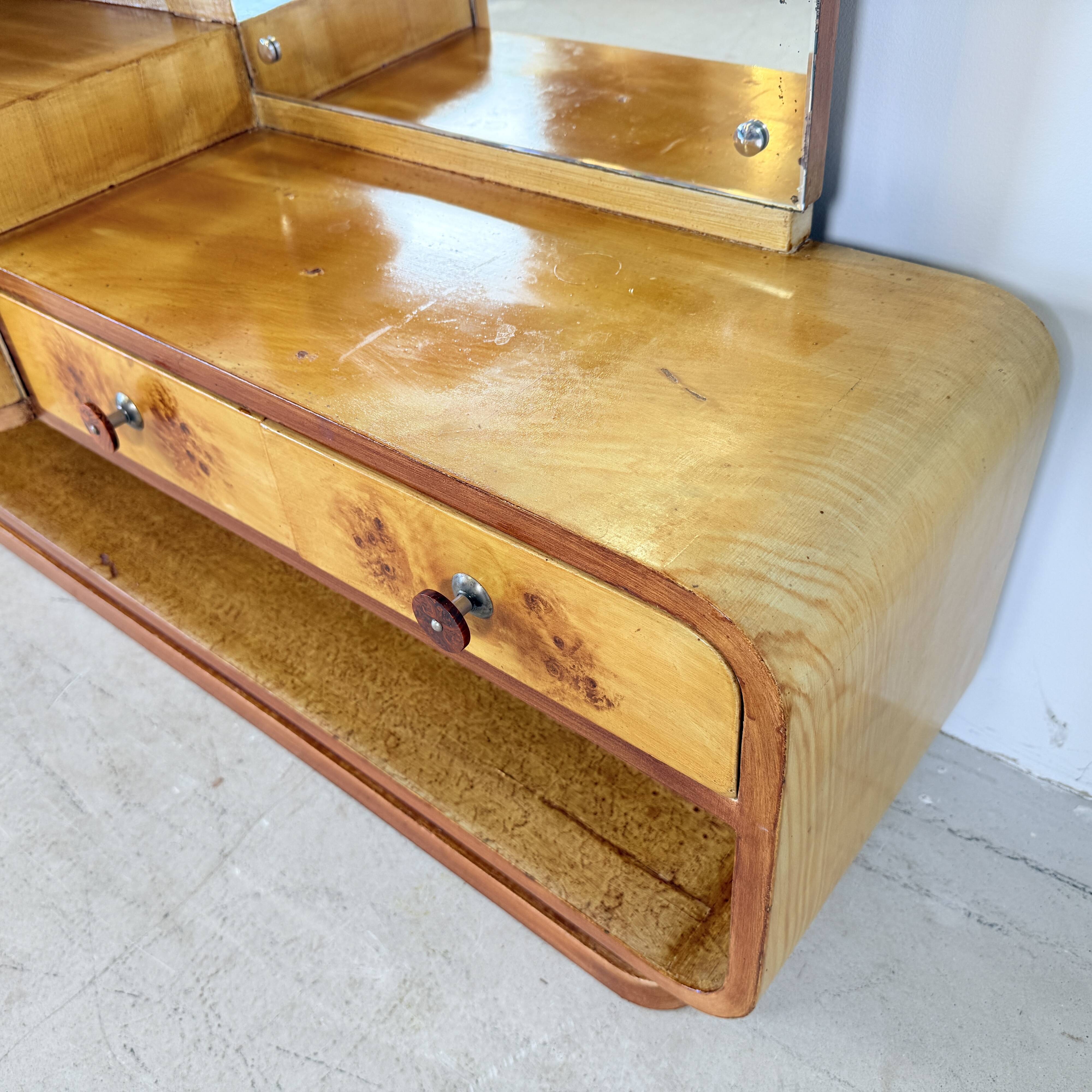 Coiffeuse Art Déco de style Halabala unique avec des poignées en bakélite.