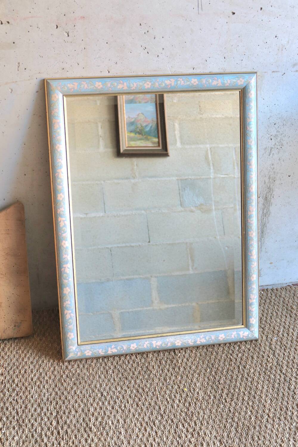 Miroir en bois peint, décor fleuri vintage