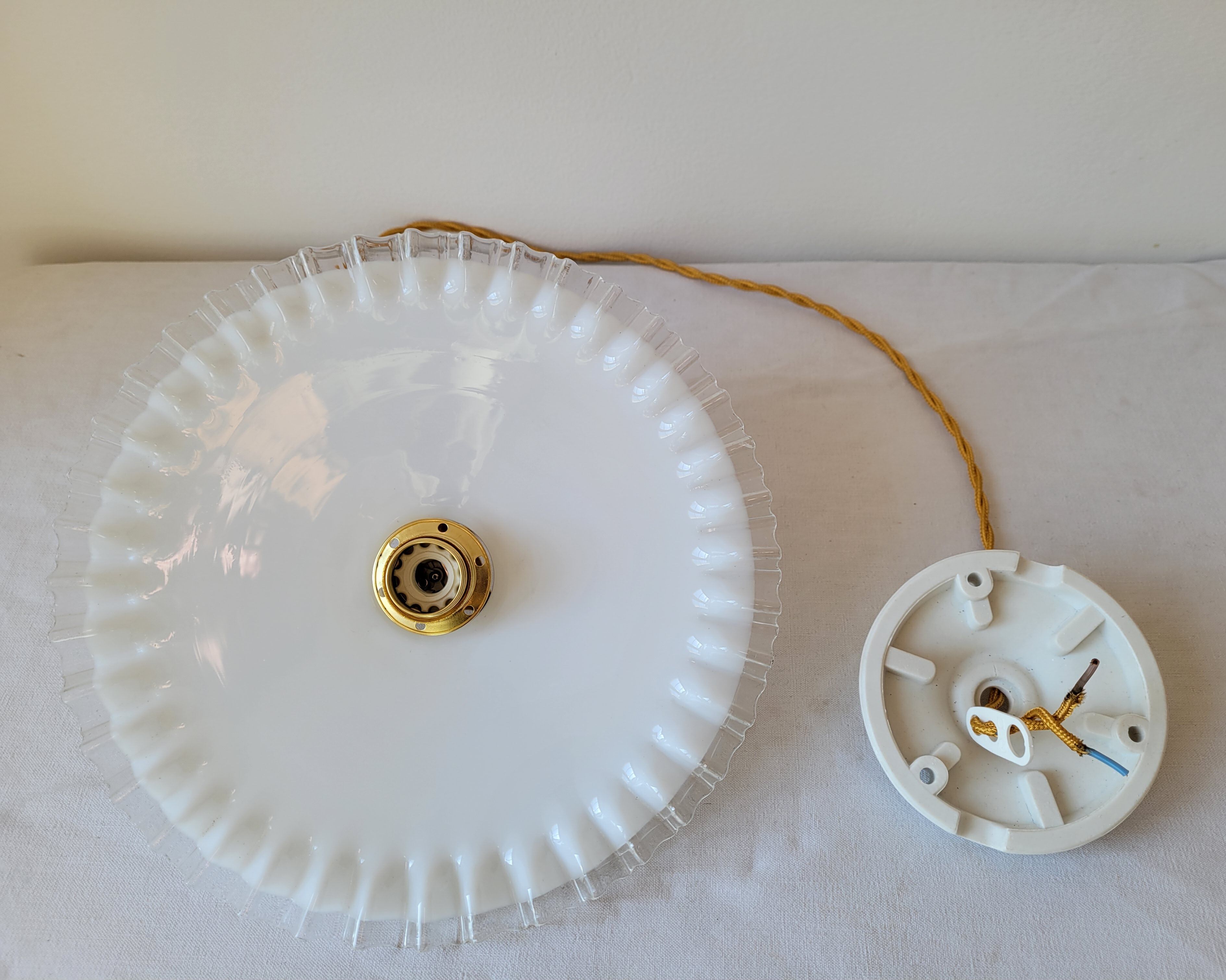 Serrated opaline suspension