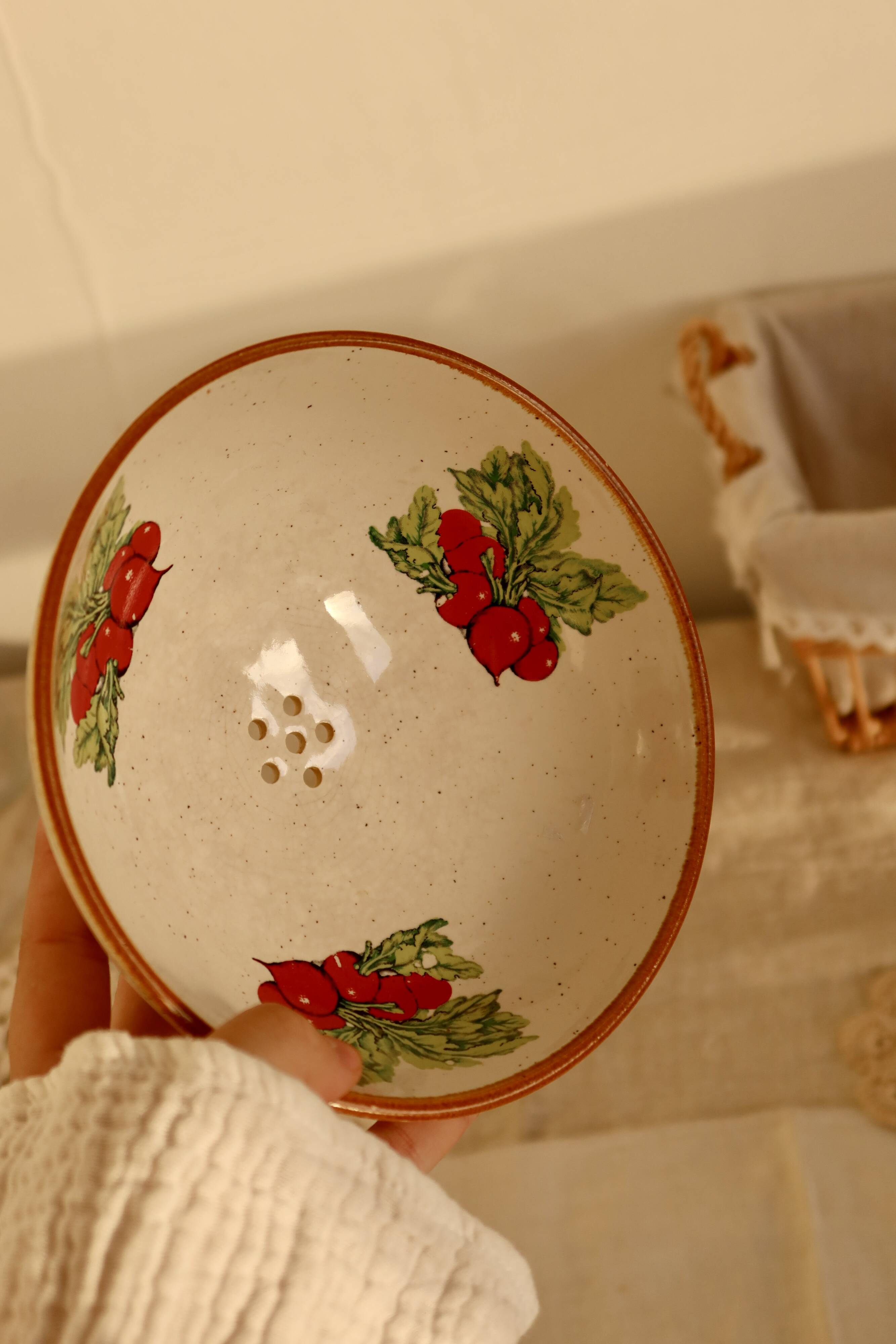 Small vintage ceramic drainer with radish pattern stoneware effect