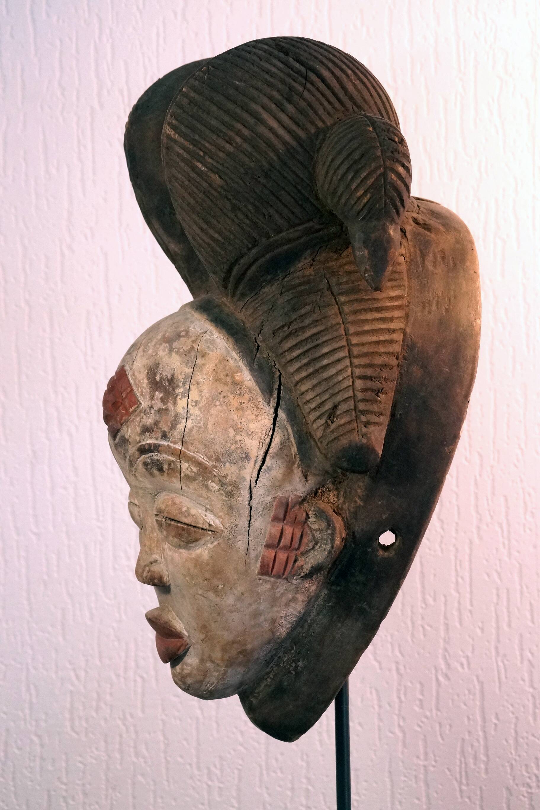 Punu mask on a base