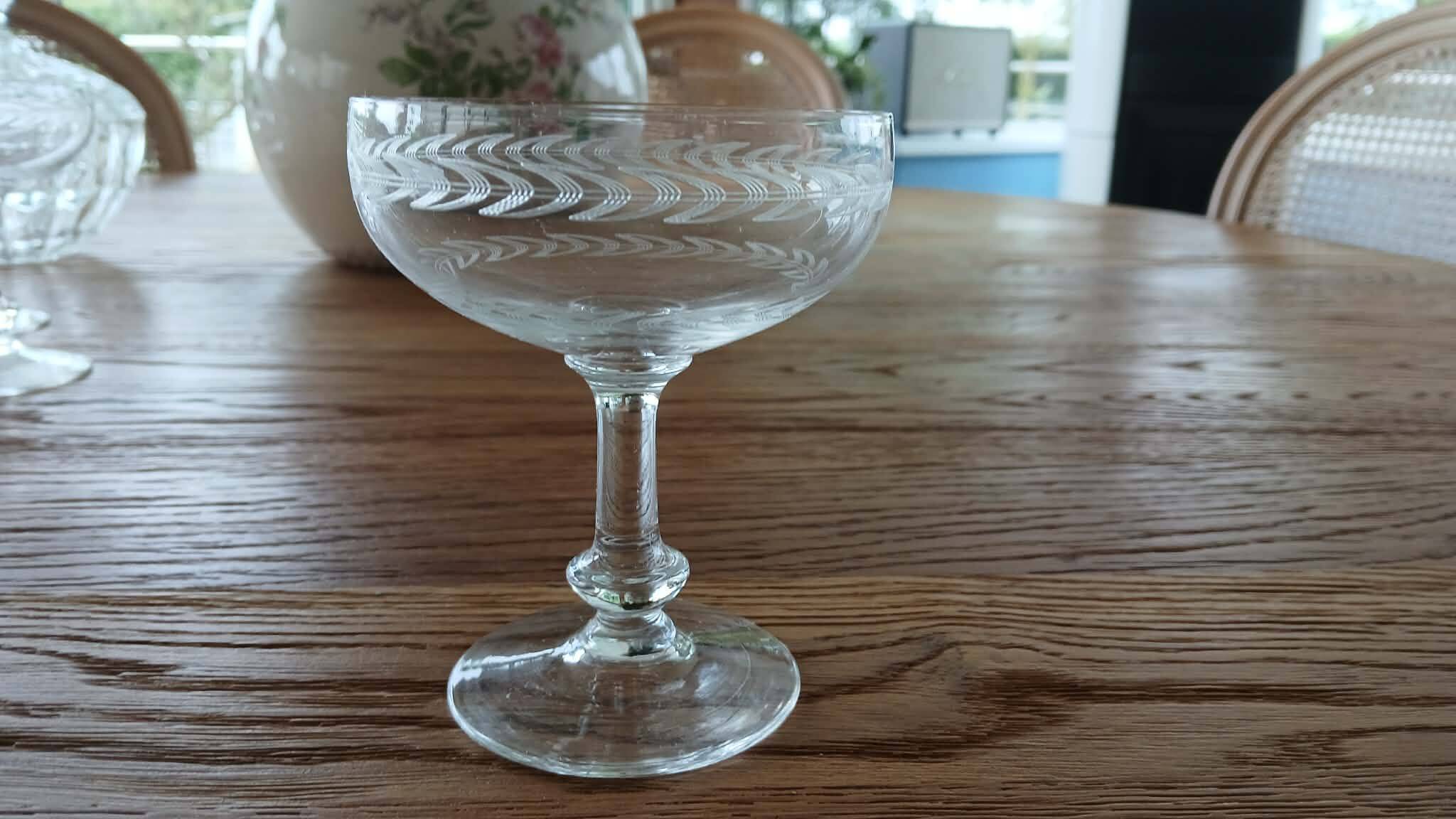 Service de 6 coupes à champagne vintage en verre gravé. Années 40/50's