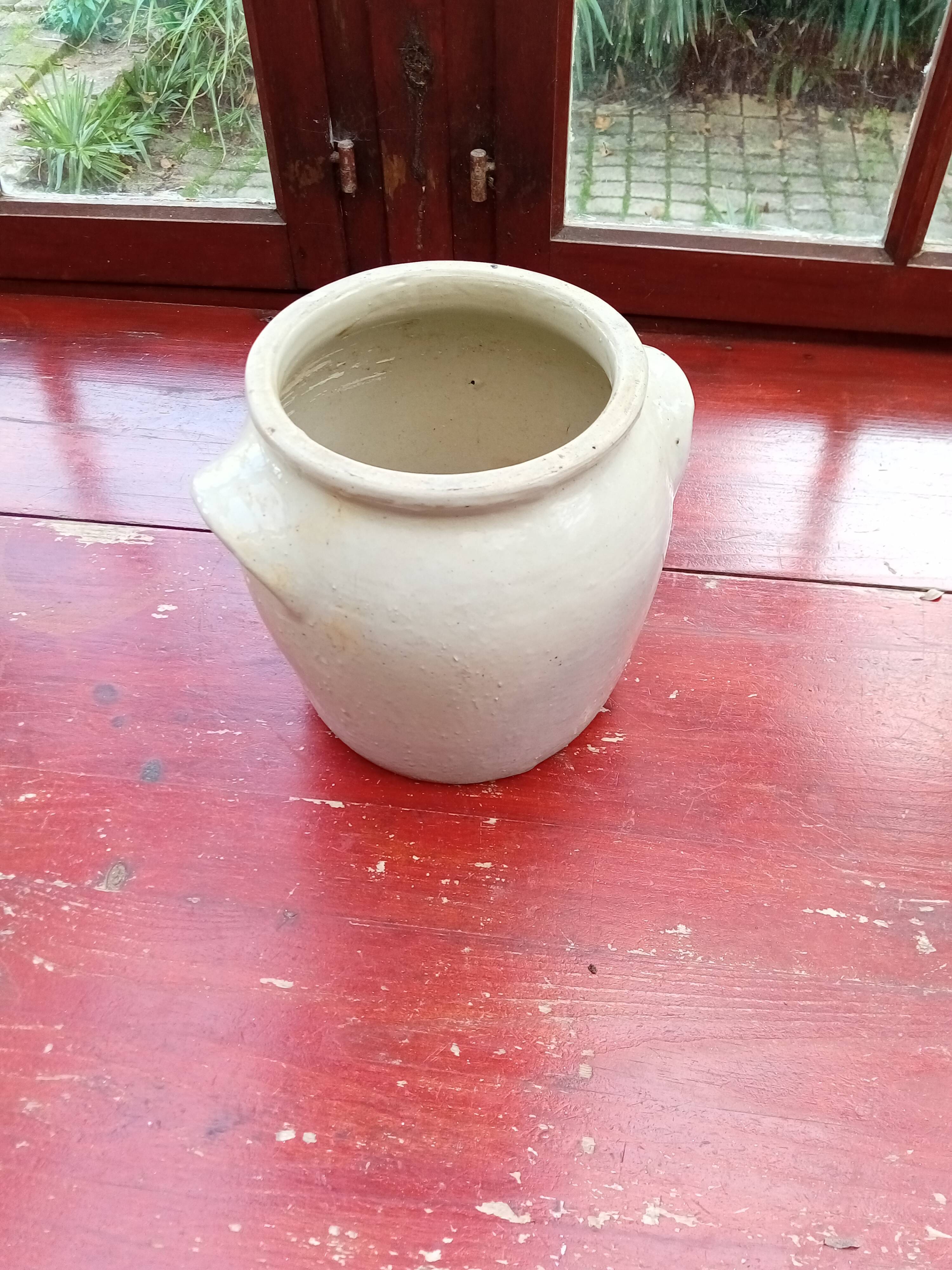 Off-white sandstone pot