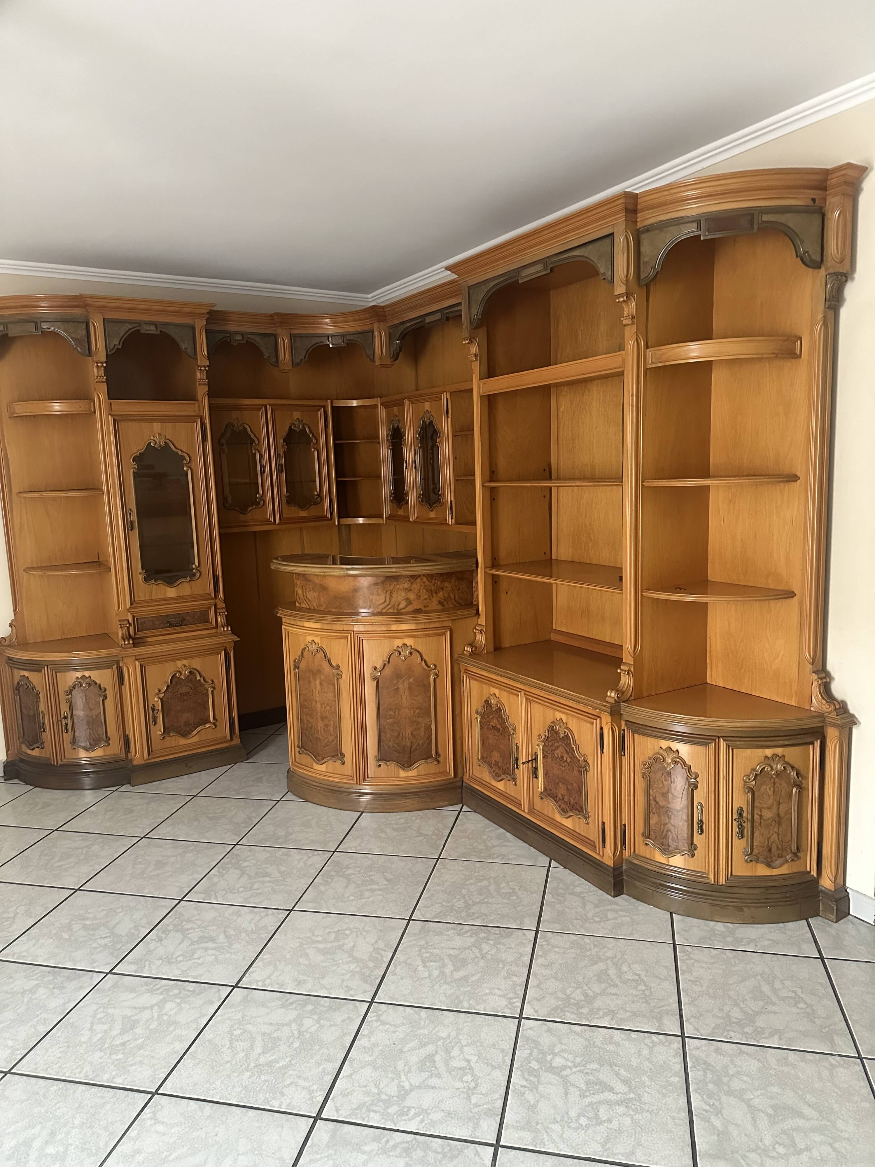 Exceptionnel Meuble Bar d'Angle Artisanal en Bois Noble – Pièce Unique