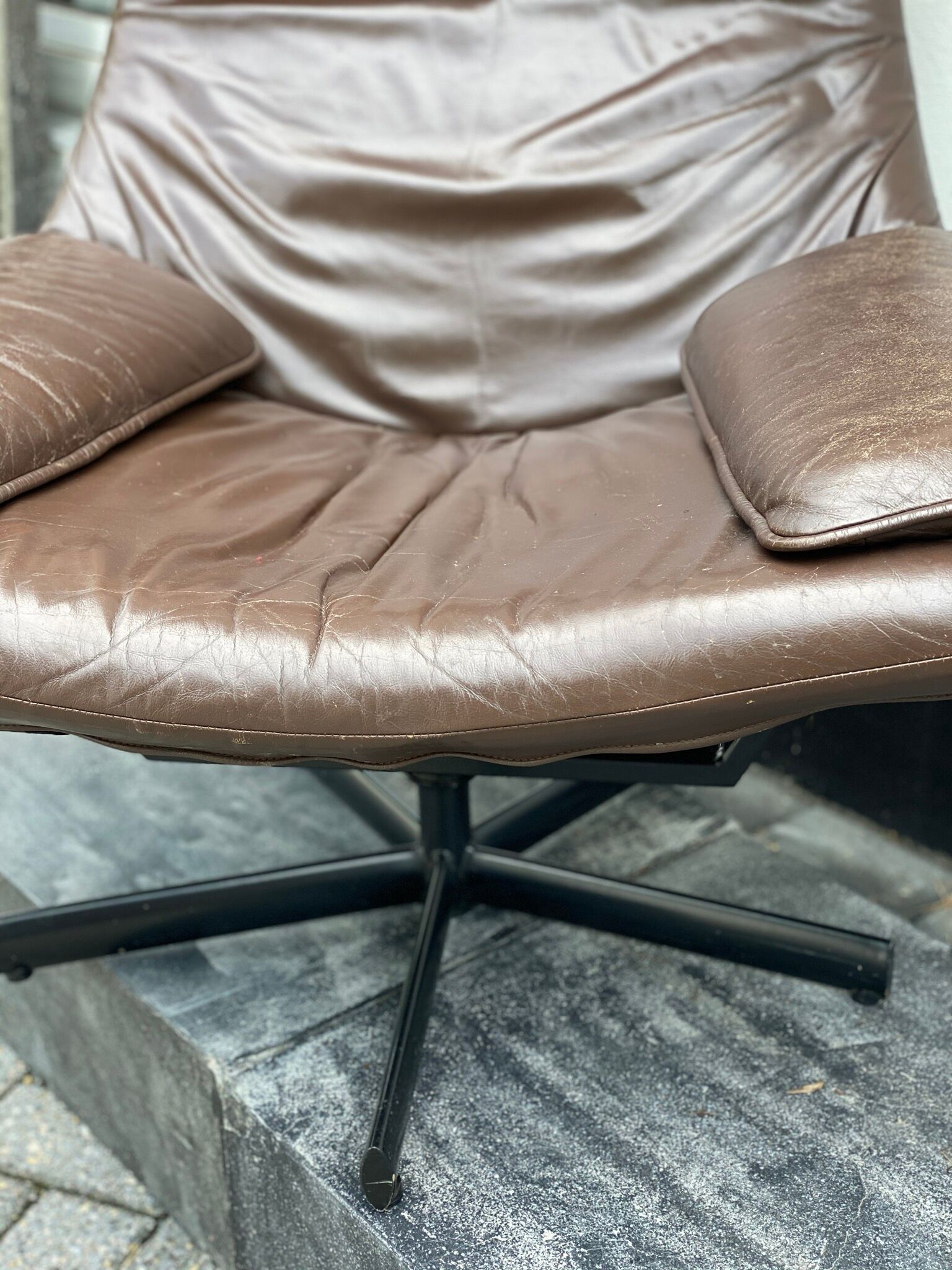 Fauteuil pivotant en cuir brun des années 1970