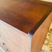 Vintage high chest of drawers in oak with 5 drawers, circa 1950s.