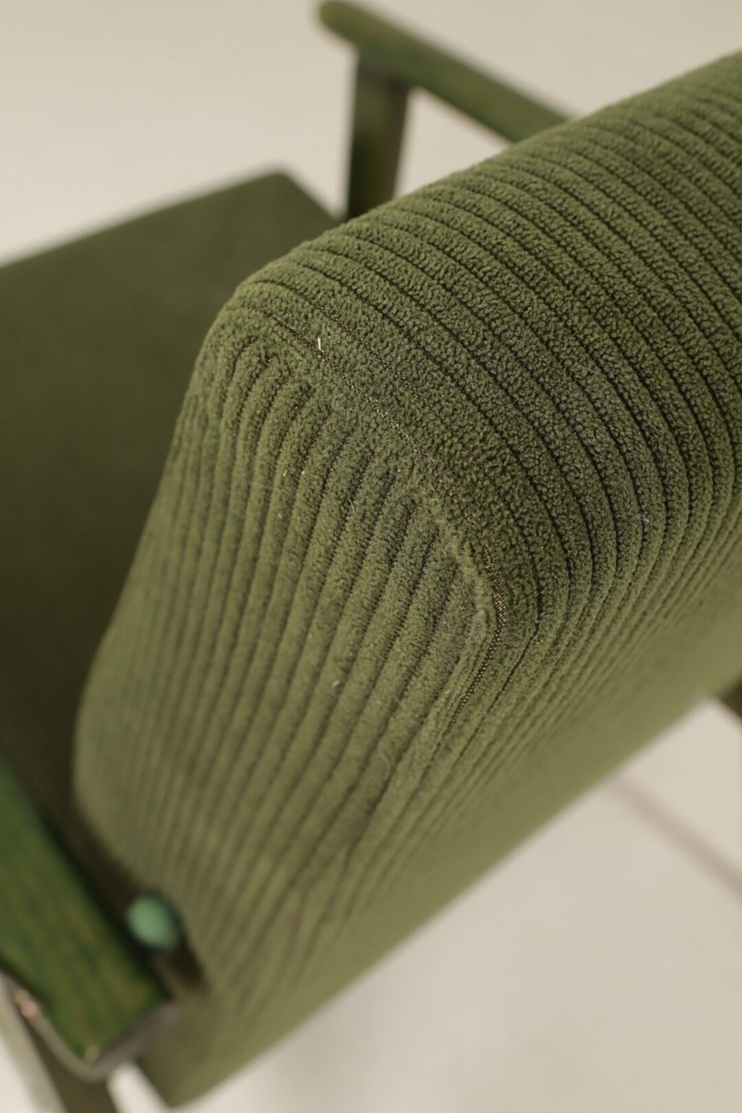 Fauteuil vintage en velours côtelé vert olive, bois vert