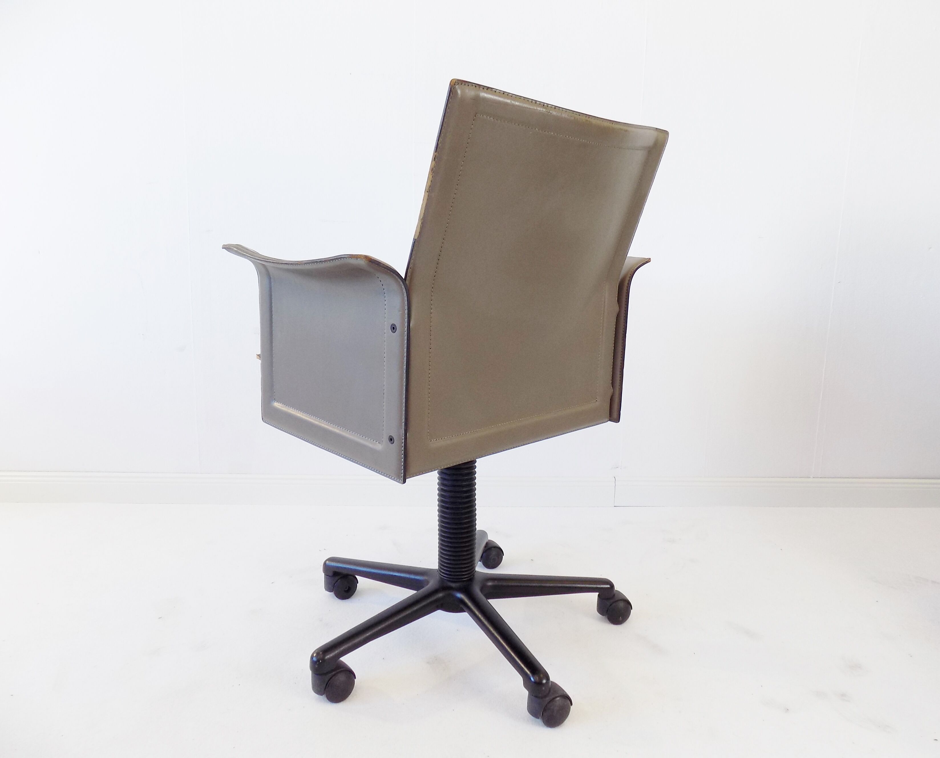 Matteo Grassi Korium leather office chair by Tito Agnoli