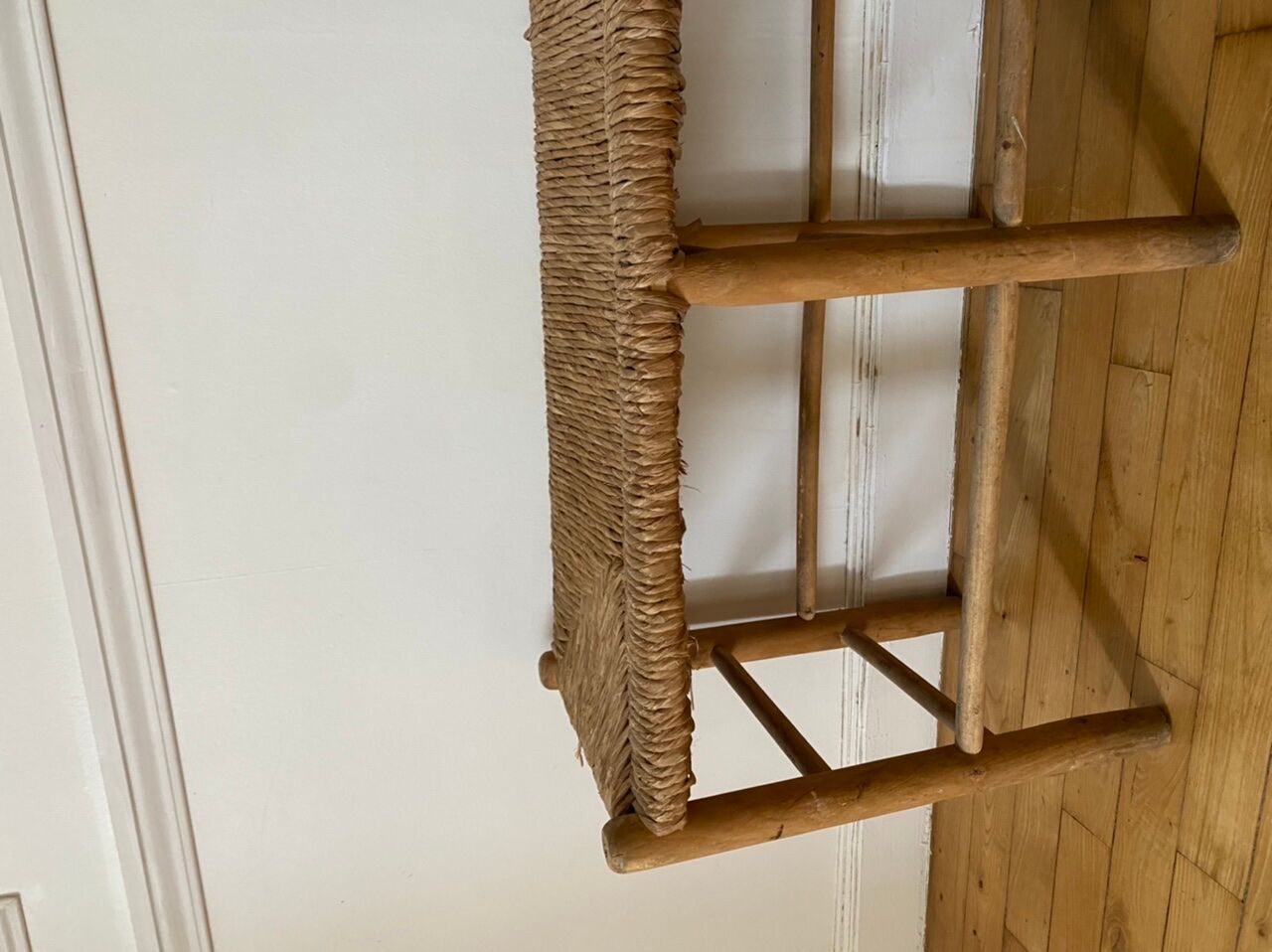 Banc en bois paillé