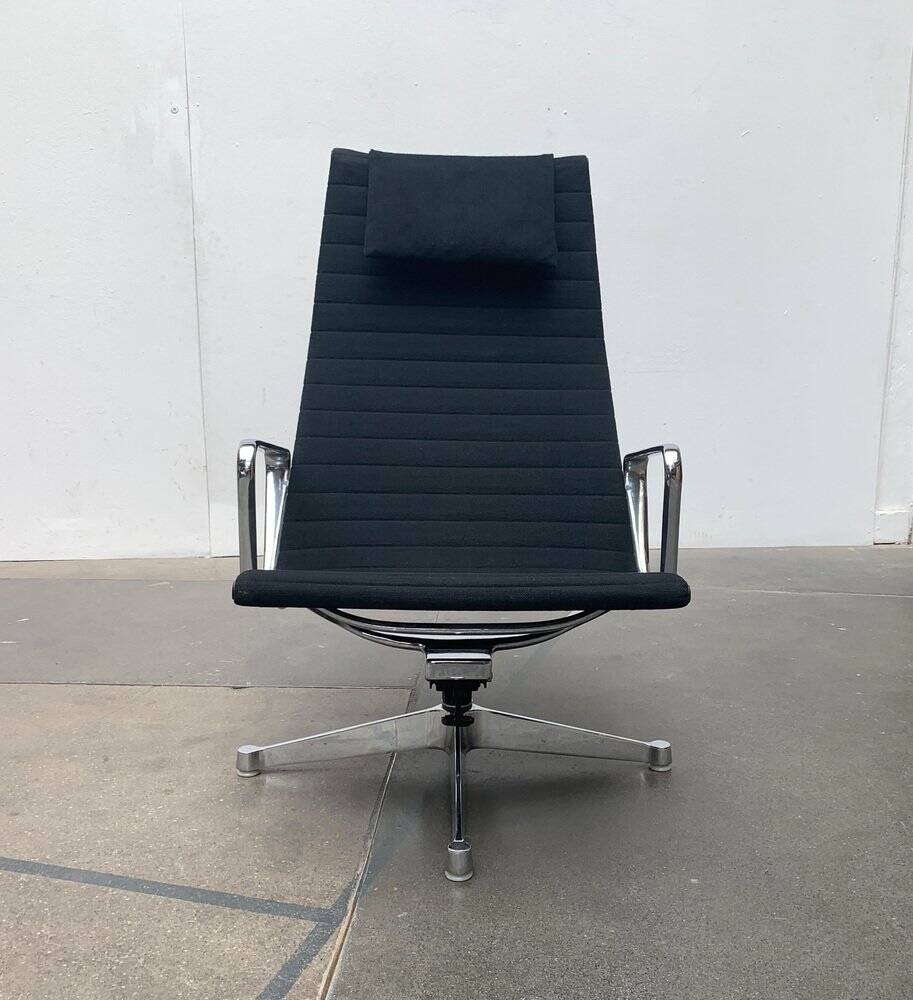 Set of aluminium chairs EA 124 Mid-Century by Charles & Ray Eames for Herman Miller, 1960s.