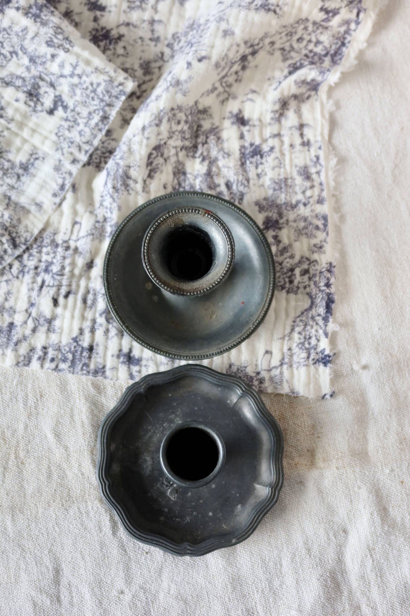 Paire de bougeoirs vintage dépareillés en métal argenté