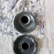 Paire de bougeoirs vintage dépareillés en métal argenté