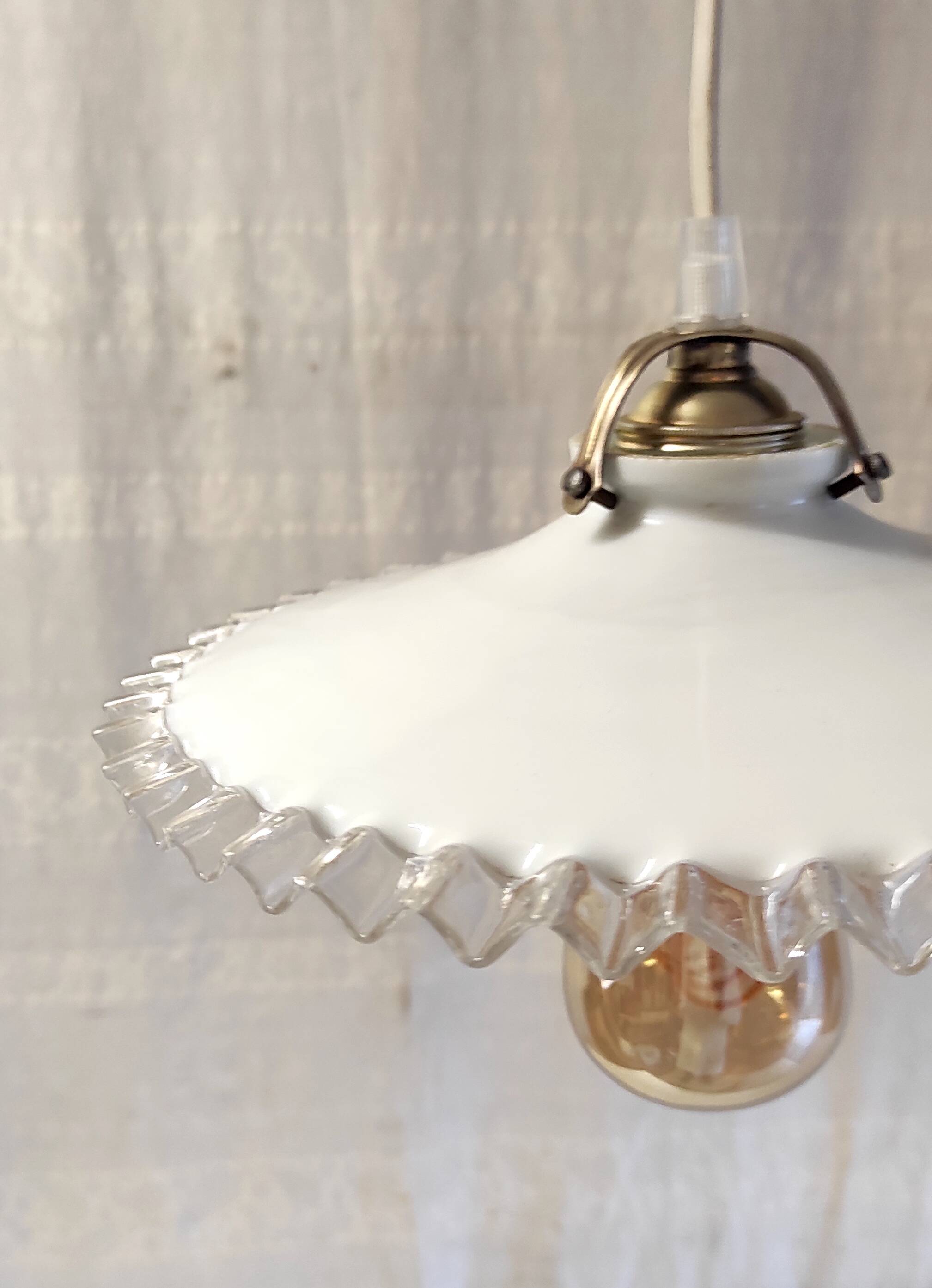 Pleated opaline lampshade with its fitting and E27 socket - mid 20th century.
