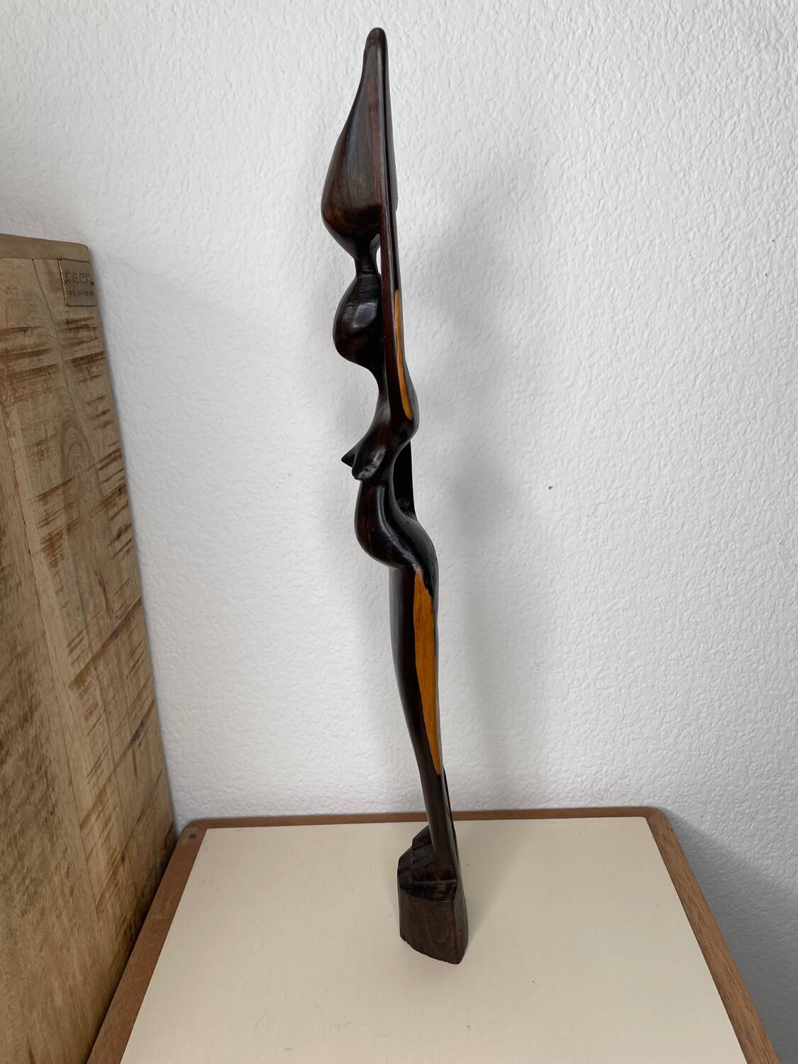 Statuette femme portant une jarre en bois 47cm